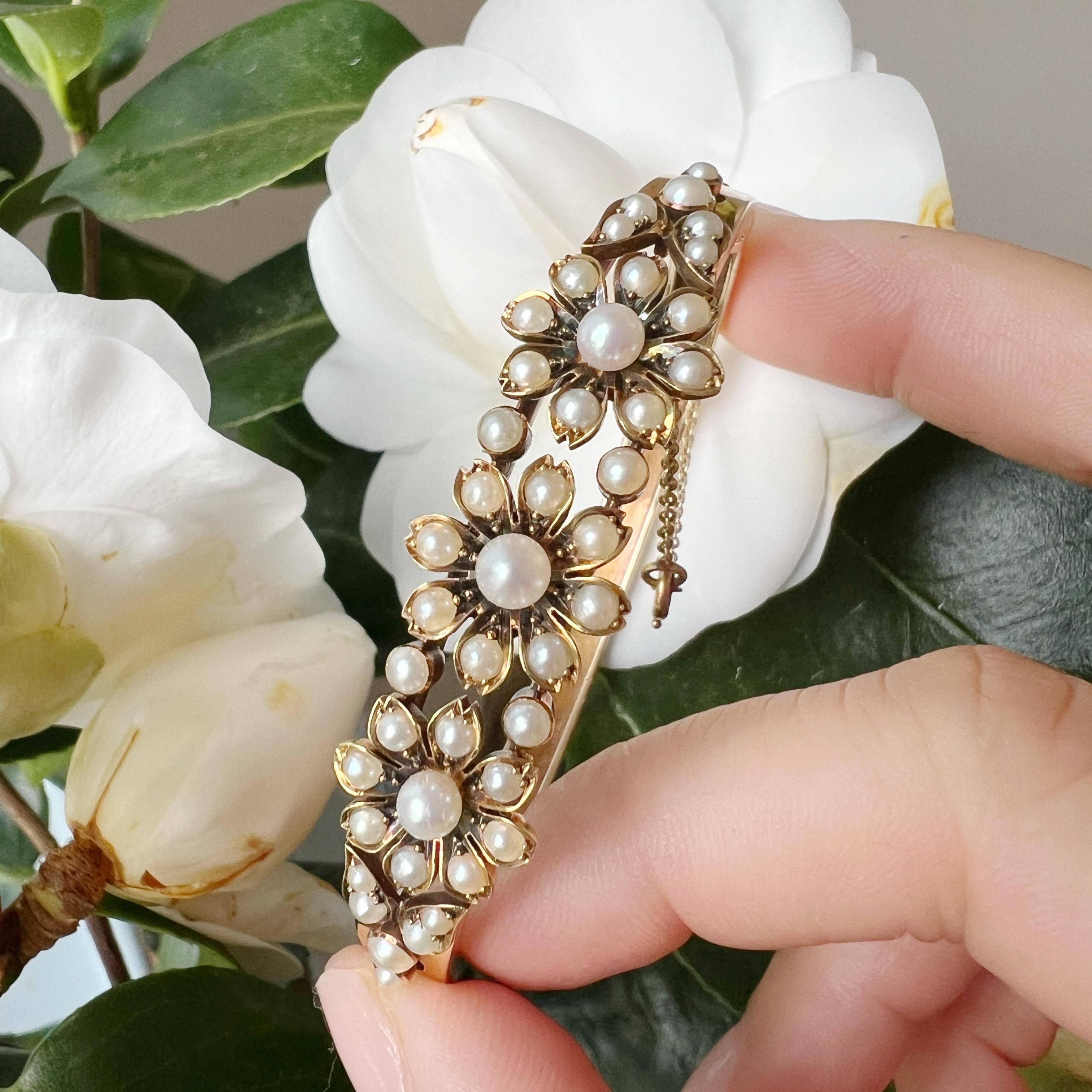 Bracelet jonc victorien français ancien en or 14 carats avec perles et fleurs en vente 1