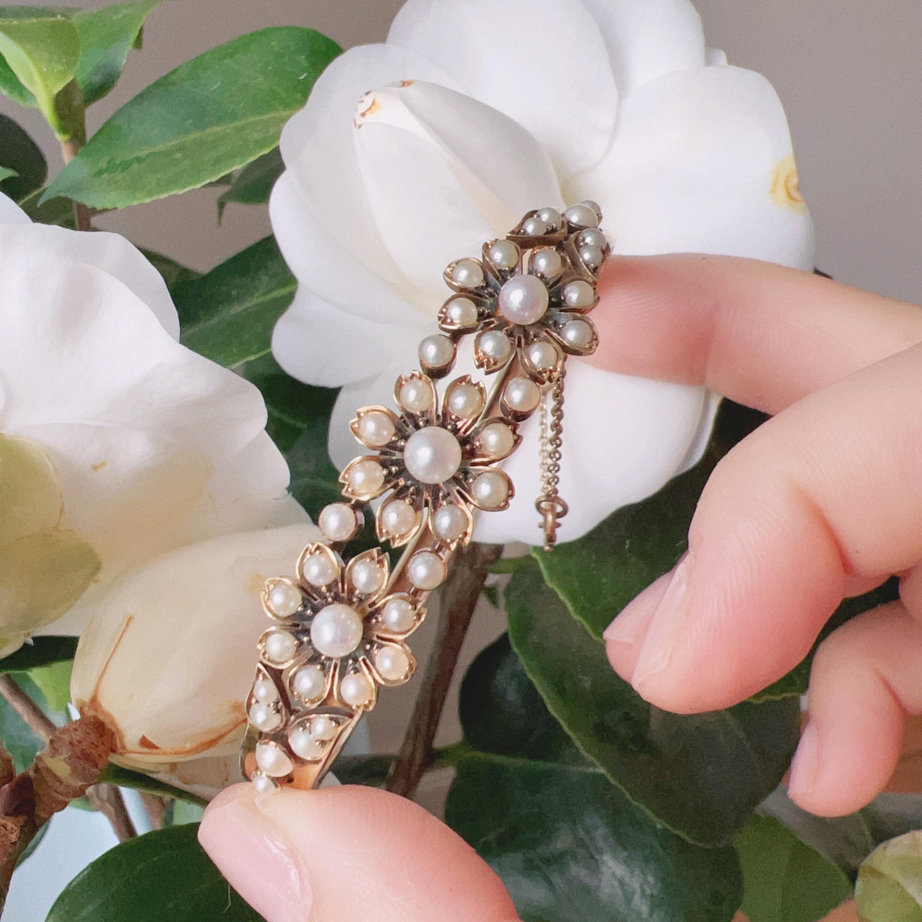 Bracelet jonc victorien français ancien en or 14 carats avec perles et fleurs en vente 2