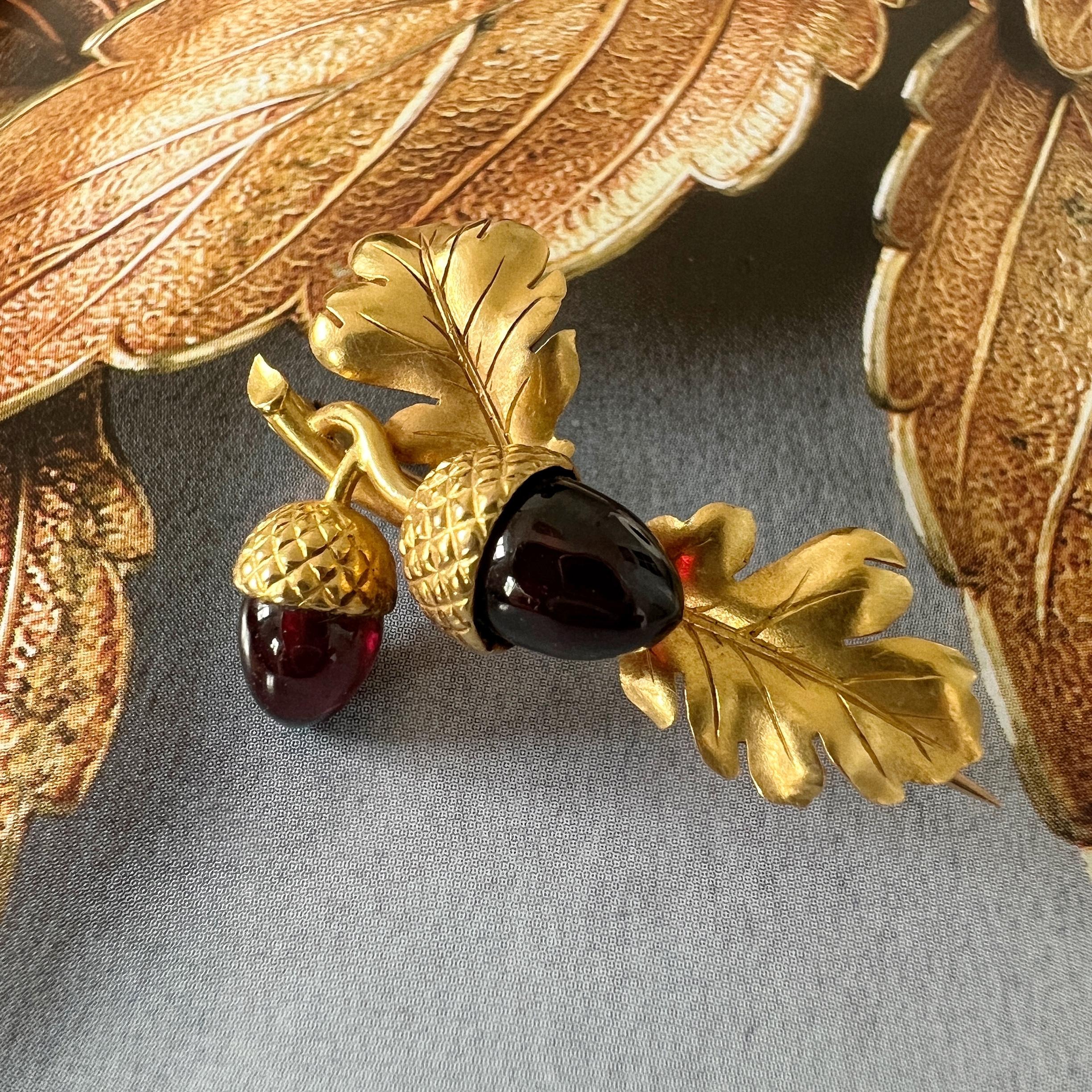 French Antique Victorian Era 18k Gold Garnet Acorn Brooch In Good Condition In Versailles, FR