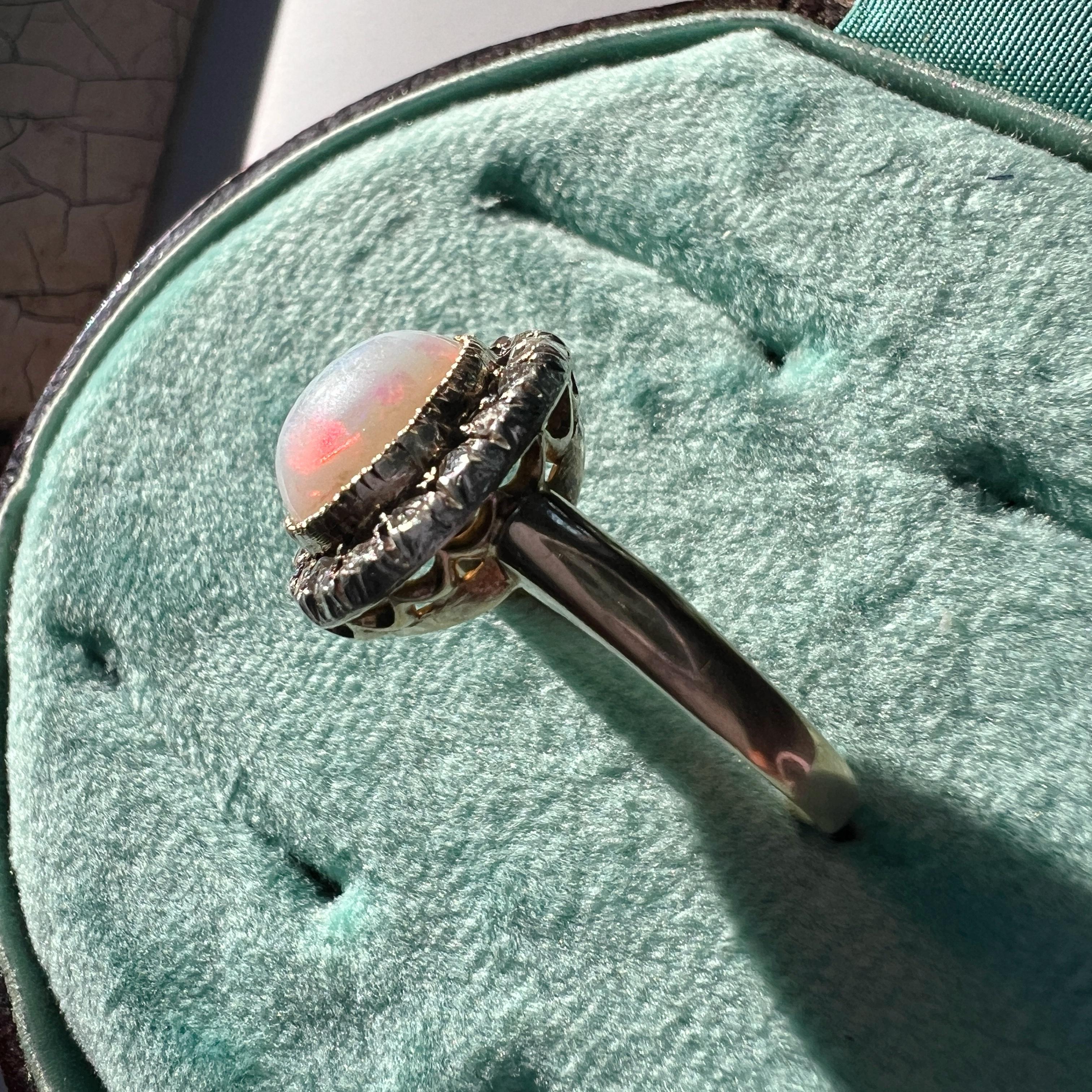 Französisch antiken viktorianischen Ära 18K Gold Opal Cabochon Diamant Halo Ring im Angebot 3