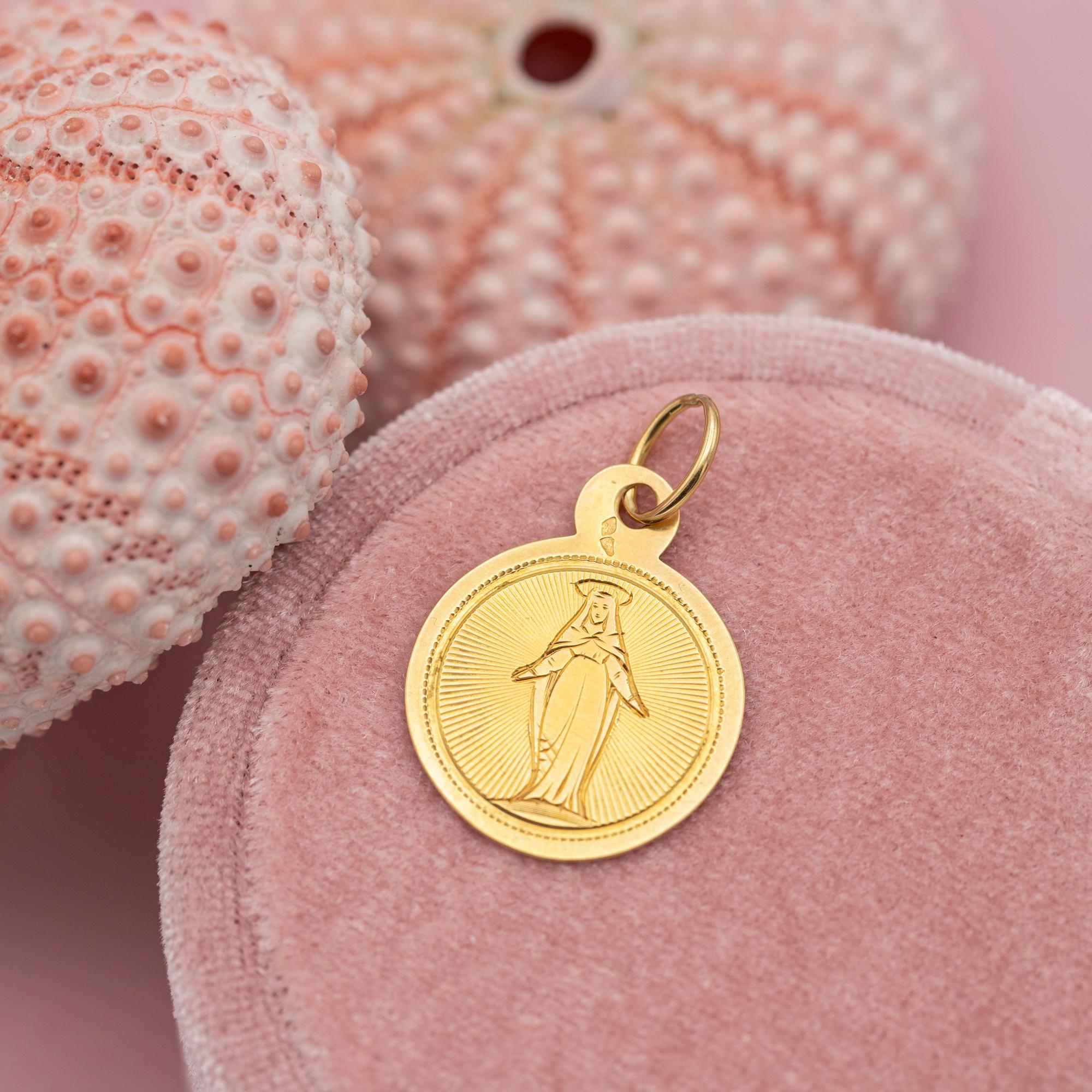 For sale is this stunning mother Mary charm. This French charm depicts a lovely hand engraved Virgin Mary. This protecting medallion is crafted in 18 ct gold, has a bright and warm look and is marked with a very rare French horse head hallmark. This