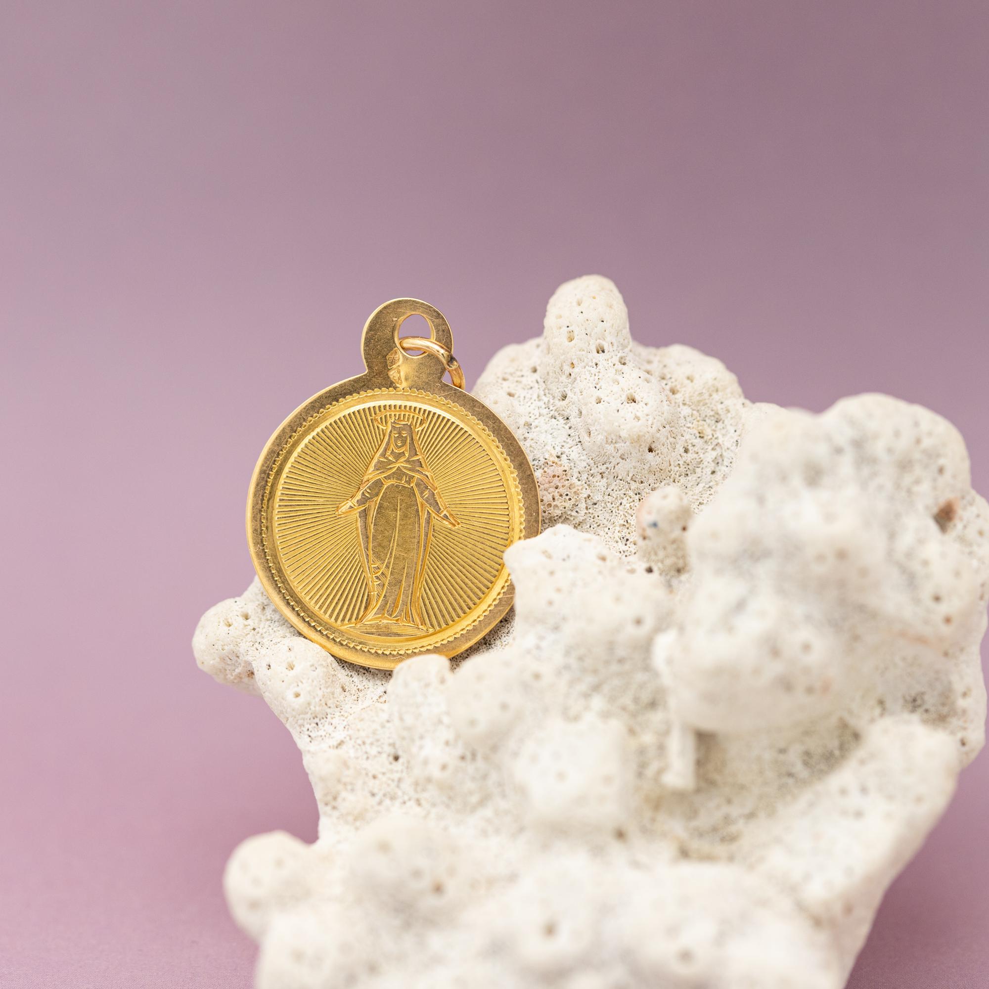 French Antique Virgin Mary - 18k Gold Medal - Rare Religious Catholic Charm In Good Condition In Antwerp, BE