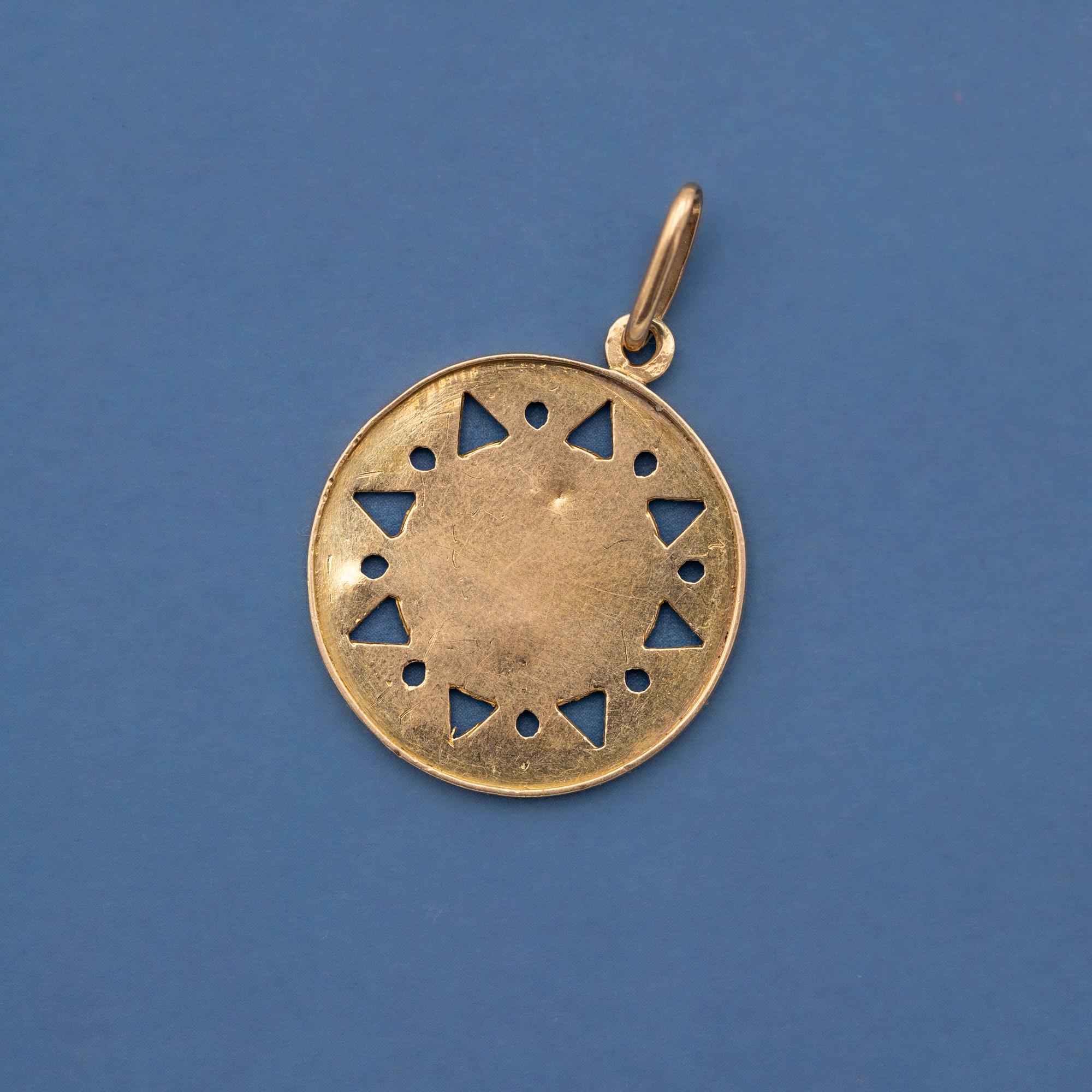 French Antique Virgin Mary - 18k Gold Medal - Rare Religious Catholic Charm In Good Condition In Antwerp, BE
