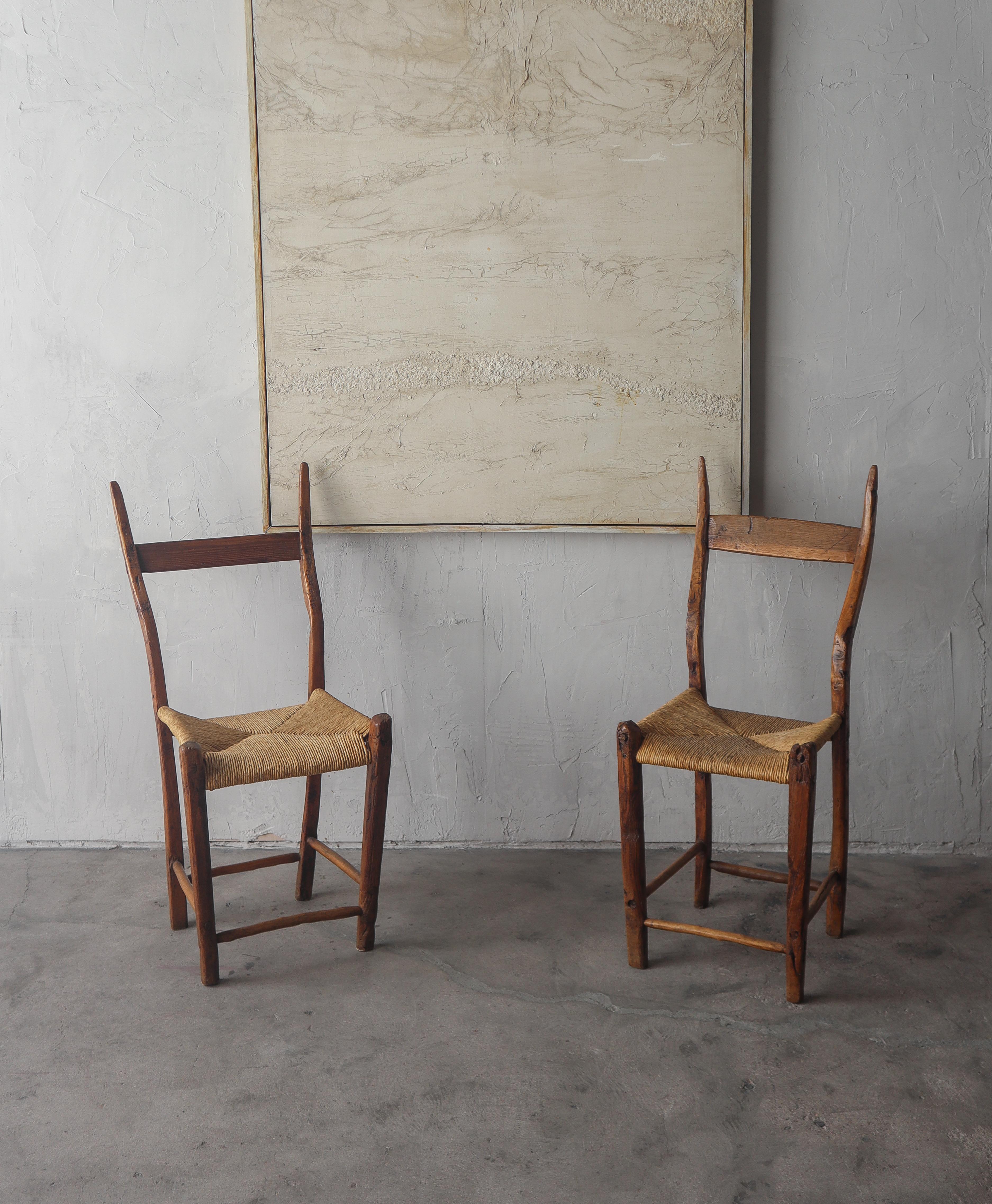 Französischer antiker Wabisabi-Stuhl – zwei Stück verfügbar (Primitiv) im Angebot