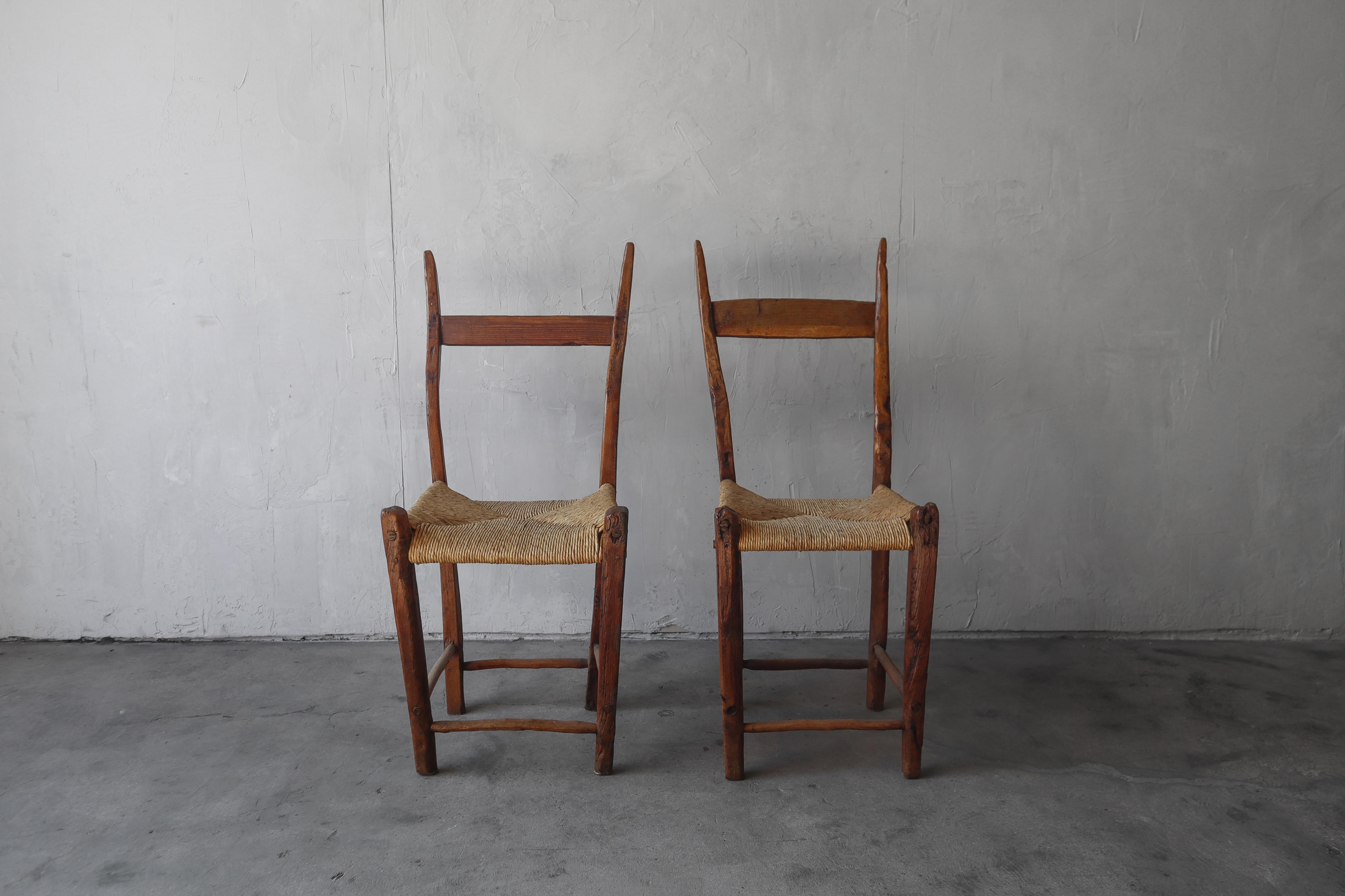 Französischer antiker Wabisabi-Stuhl – zwei Stück verfügbar (19. Jahrhundert) im Angebot