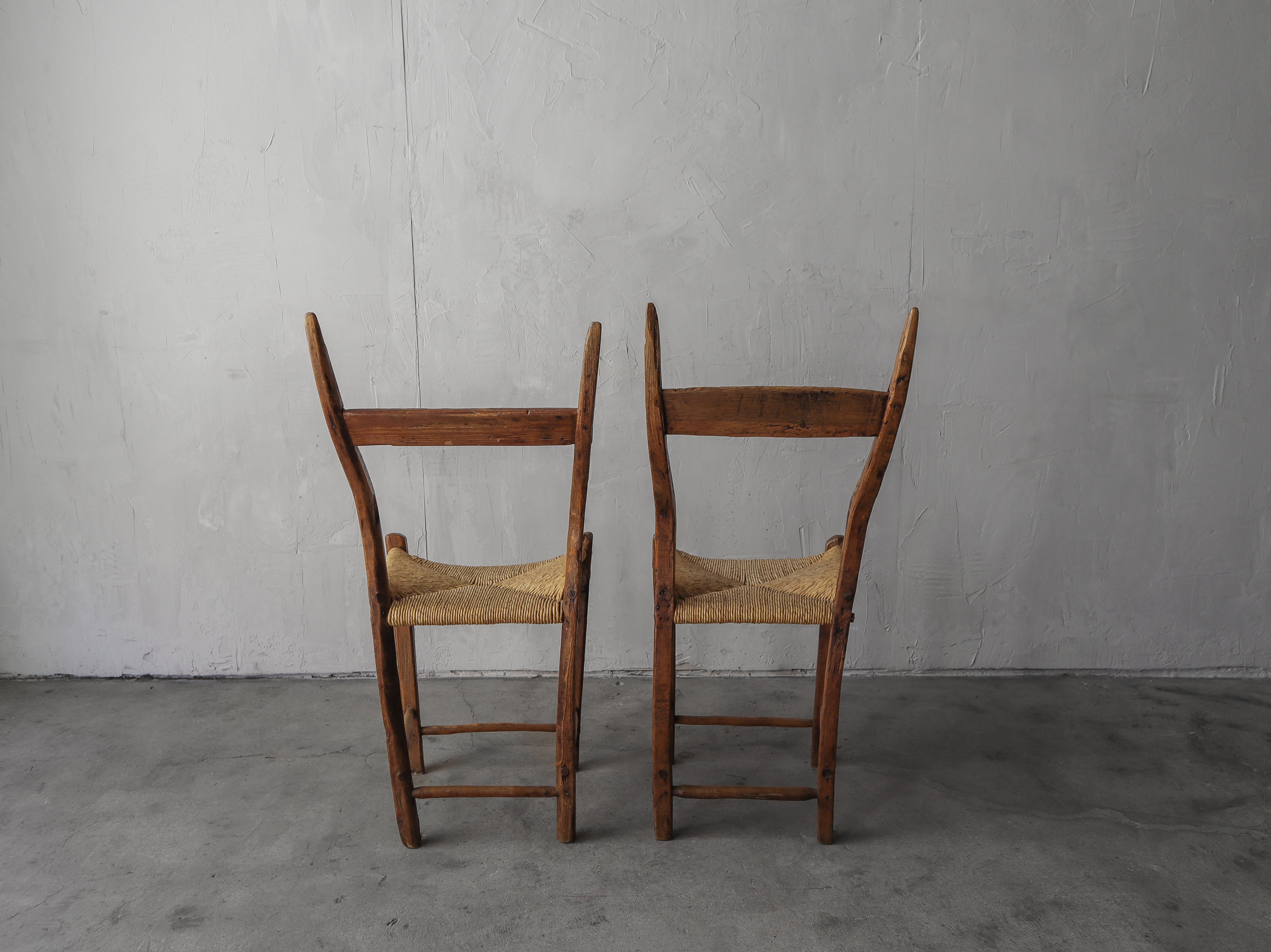 Französischer antiker Wabisabi-Stuhl – zwei Stück verfügbar (Holz) im Angebot