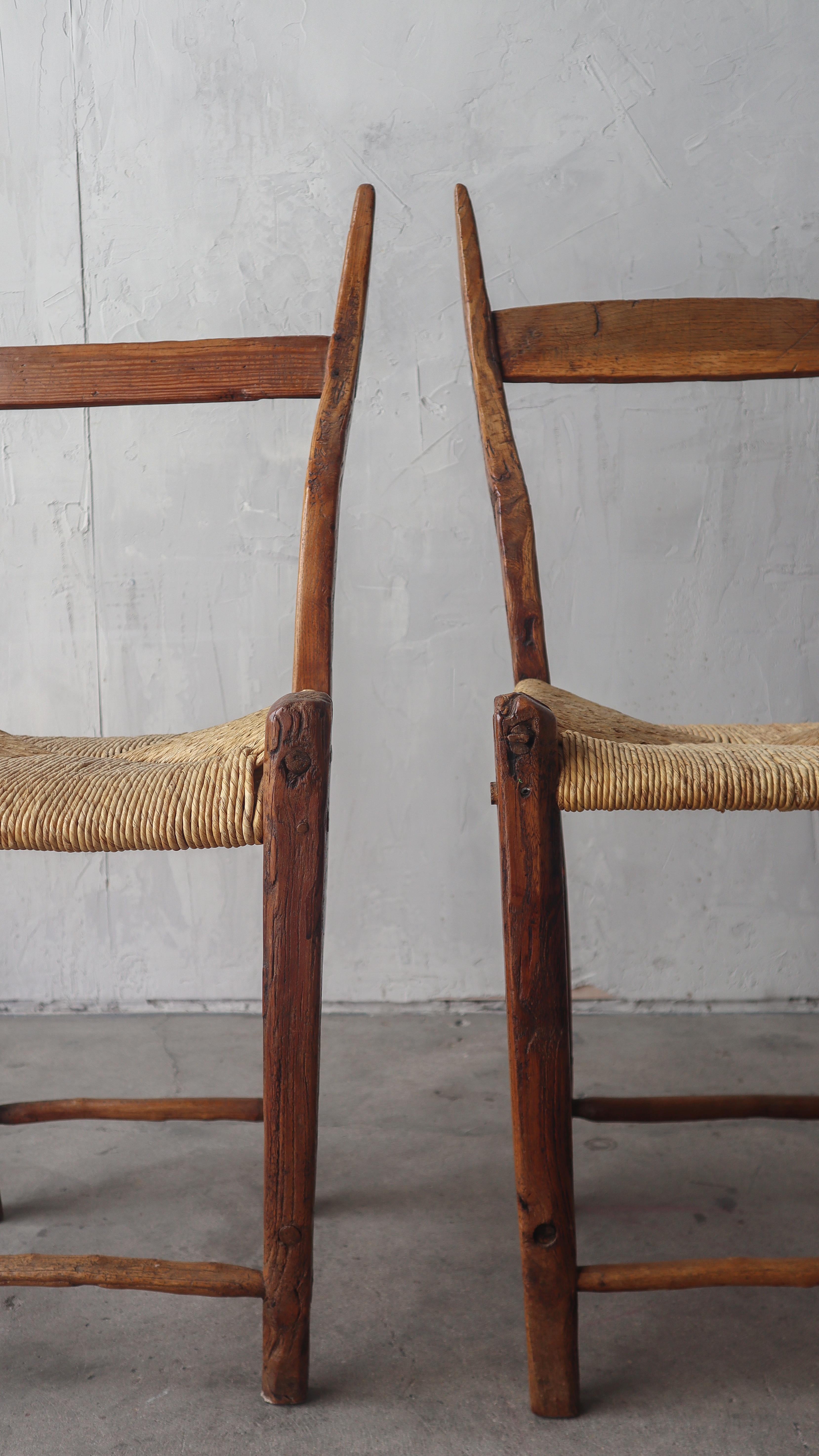 Französischer antiker Wabisabi-Stuhl – zwei Stück verfügbar im Angebot 1