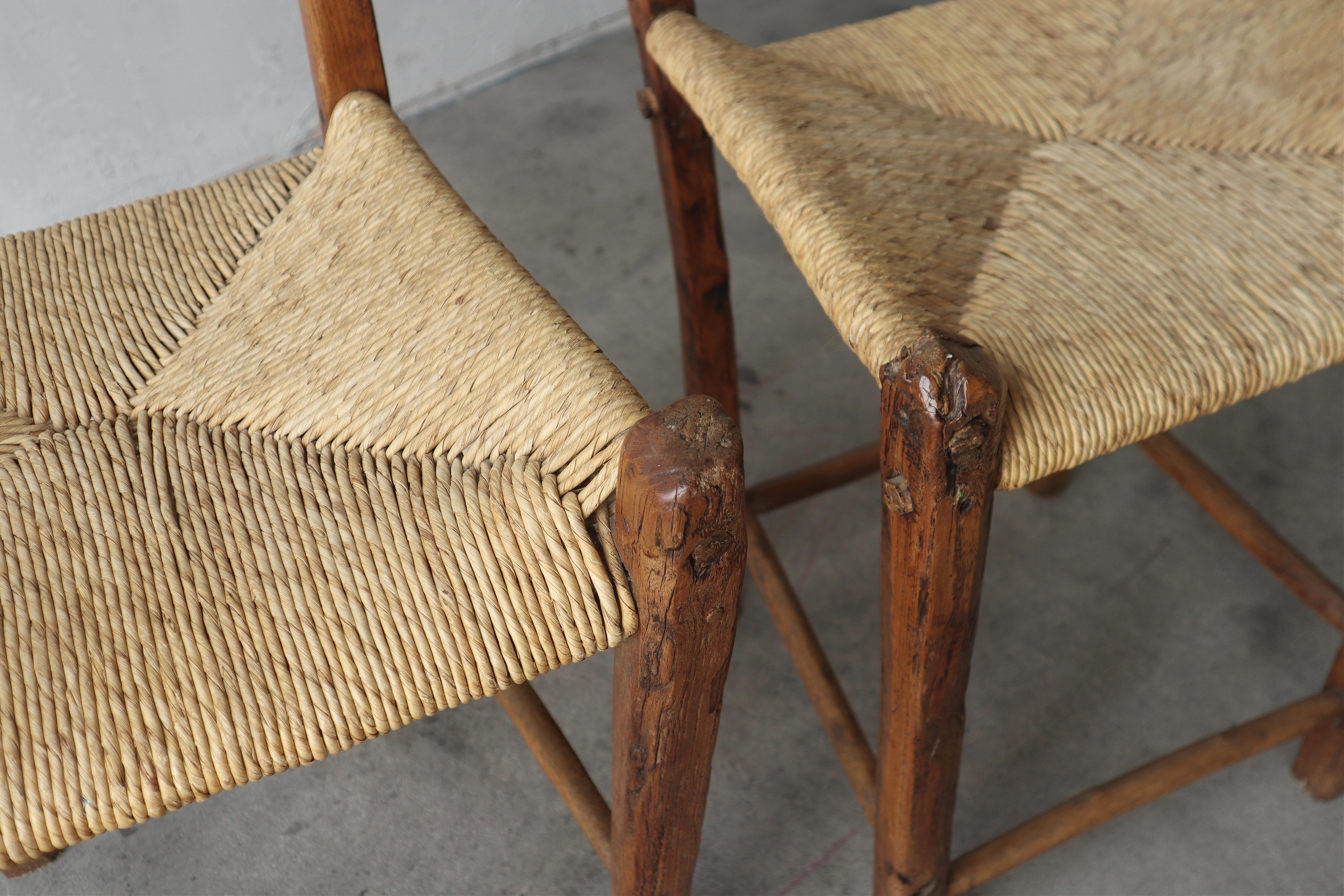 Französischer antiker Wabisabi-Stuhl – zwei Stück verfügbar im Angebot 2