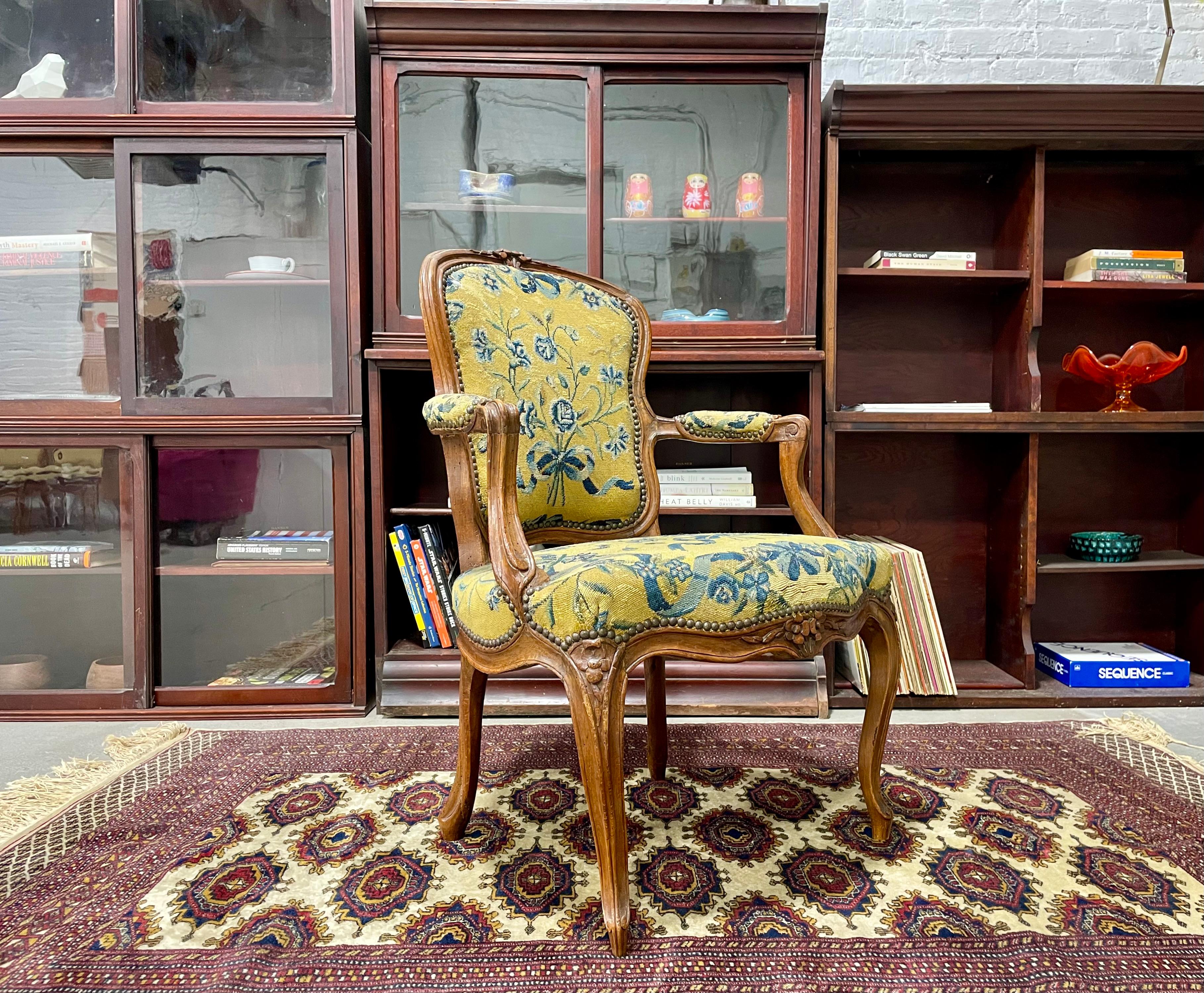 Fauteuil Louis XV français en noyer ancien, c. 1770 en vente 6