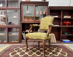 Antiker französischer Nussbaum-Louis-XV-Sessel, um 1770