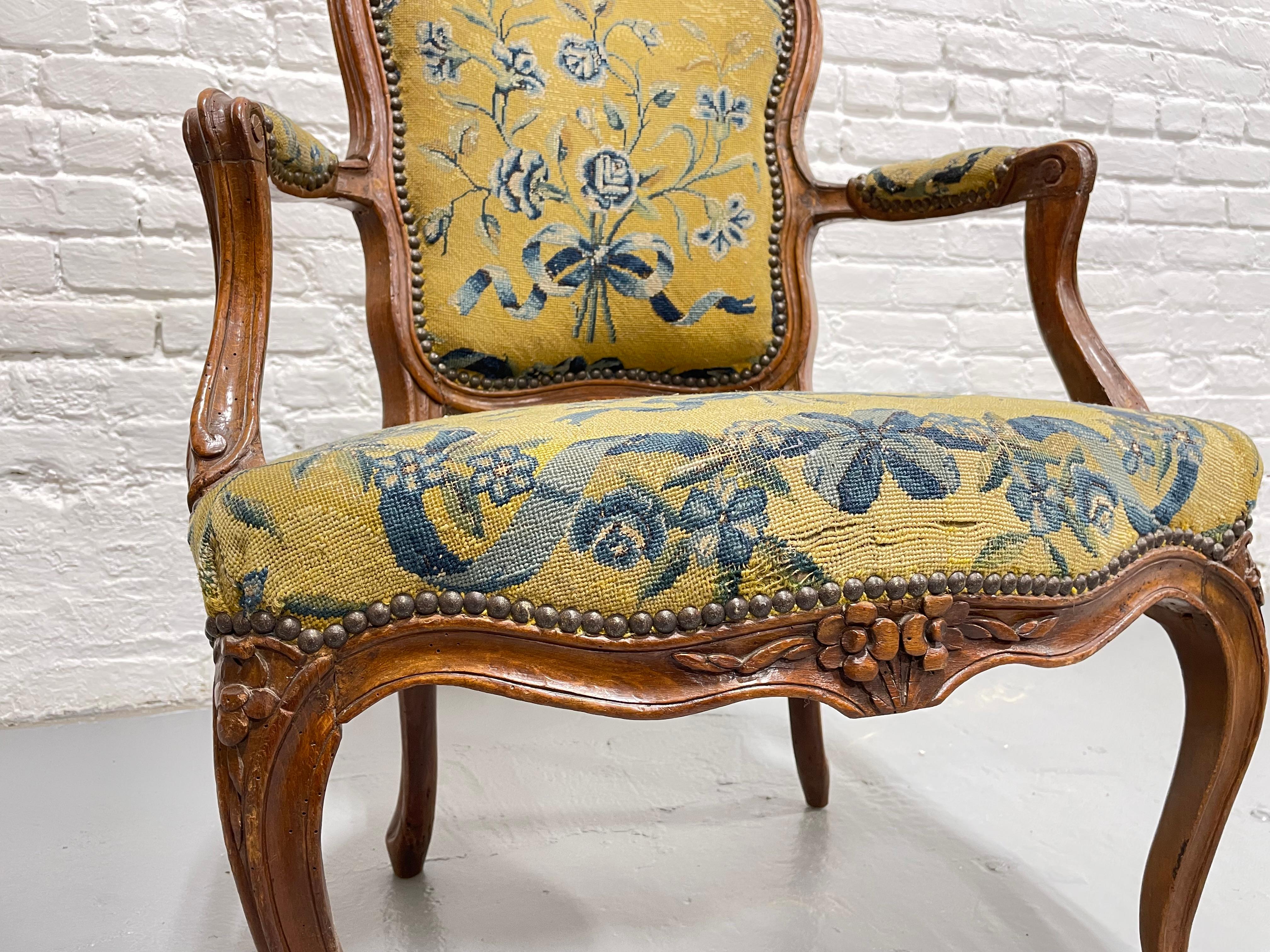 Fauteuil Louis XV français en noyer ancien, c. 1770 Bon état - En vente à Weehawken, NJ