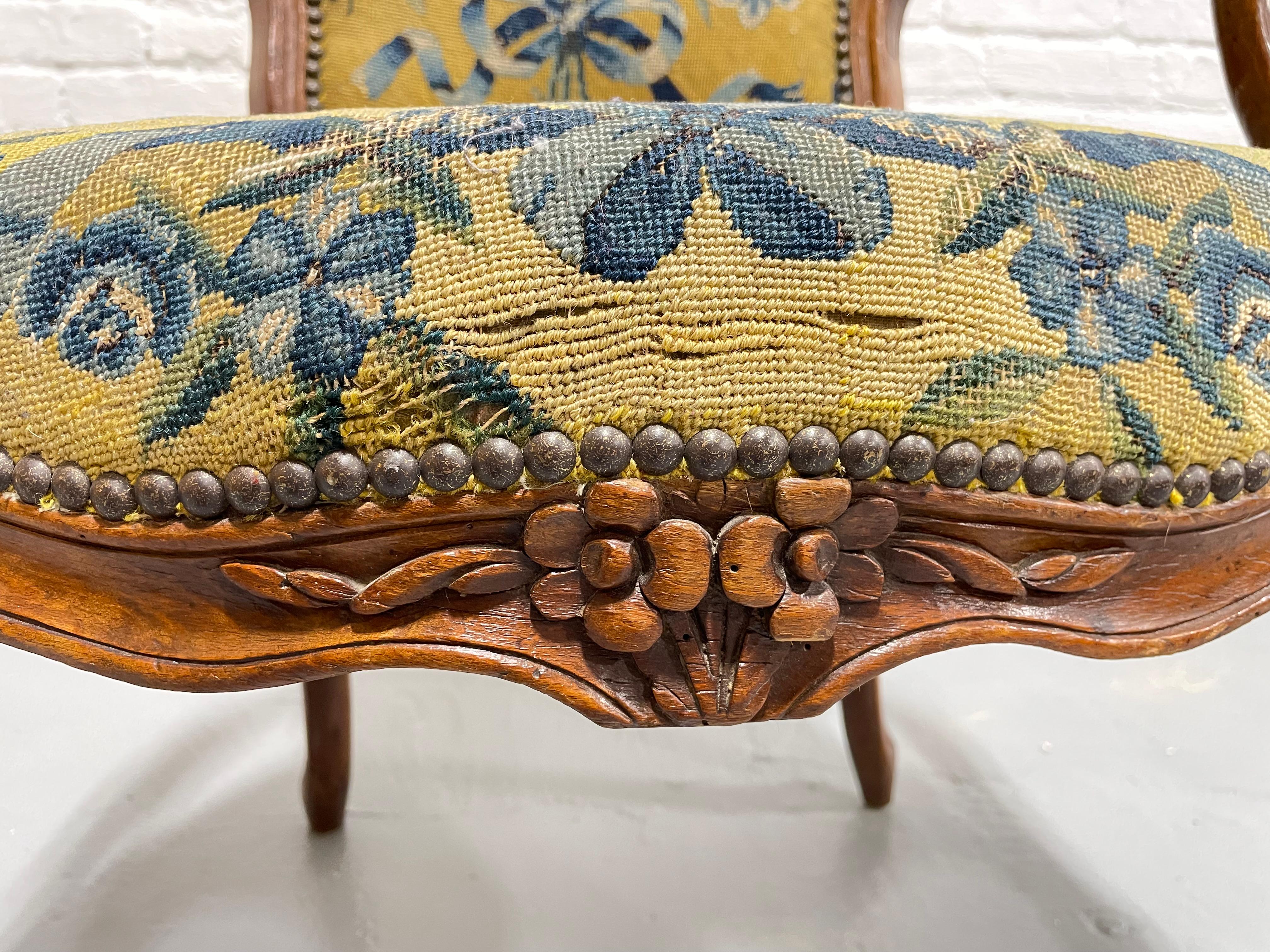 XVIIIe siècle Fauteuil Louis XV français en noyer ancien, c. 1770 en vente