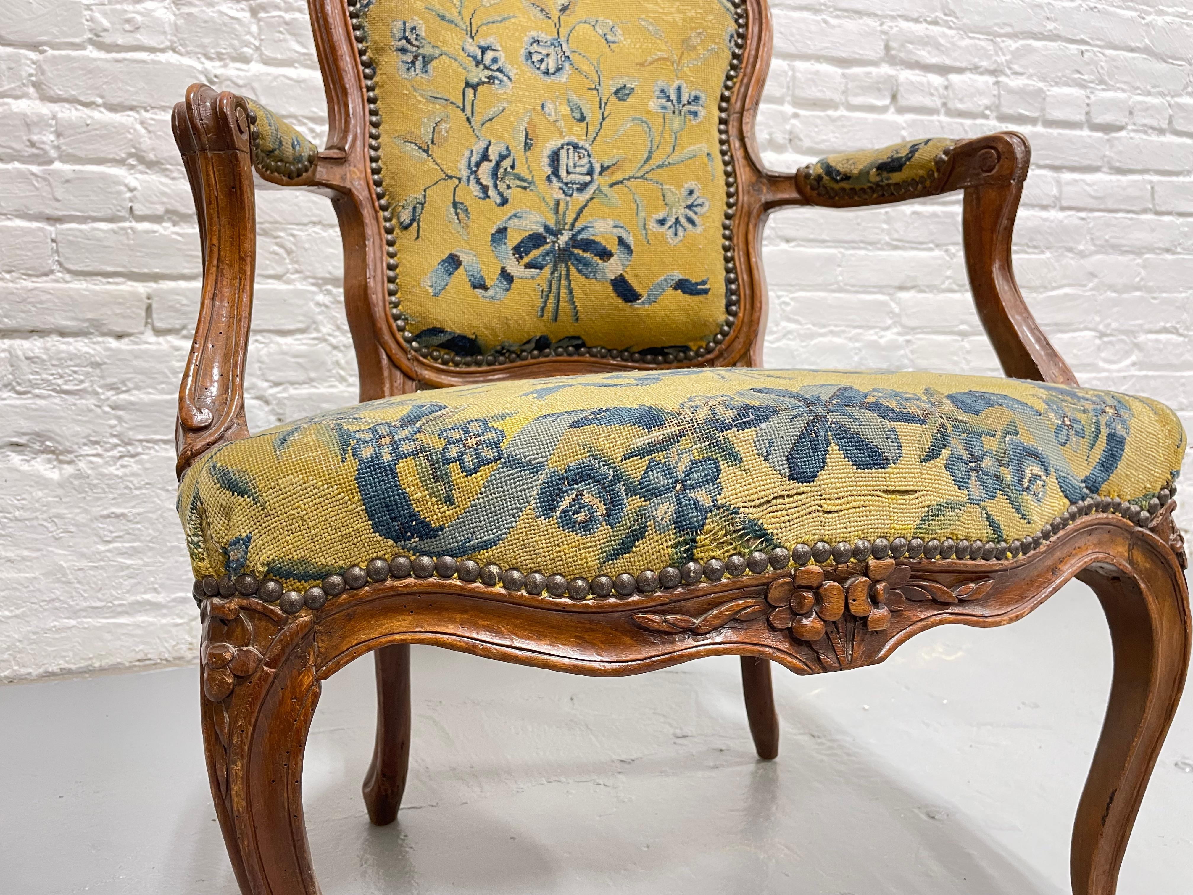 French Antique Walnut Louis XV Armchair, c. 1770 For Sale 1