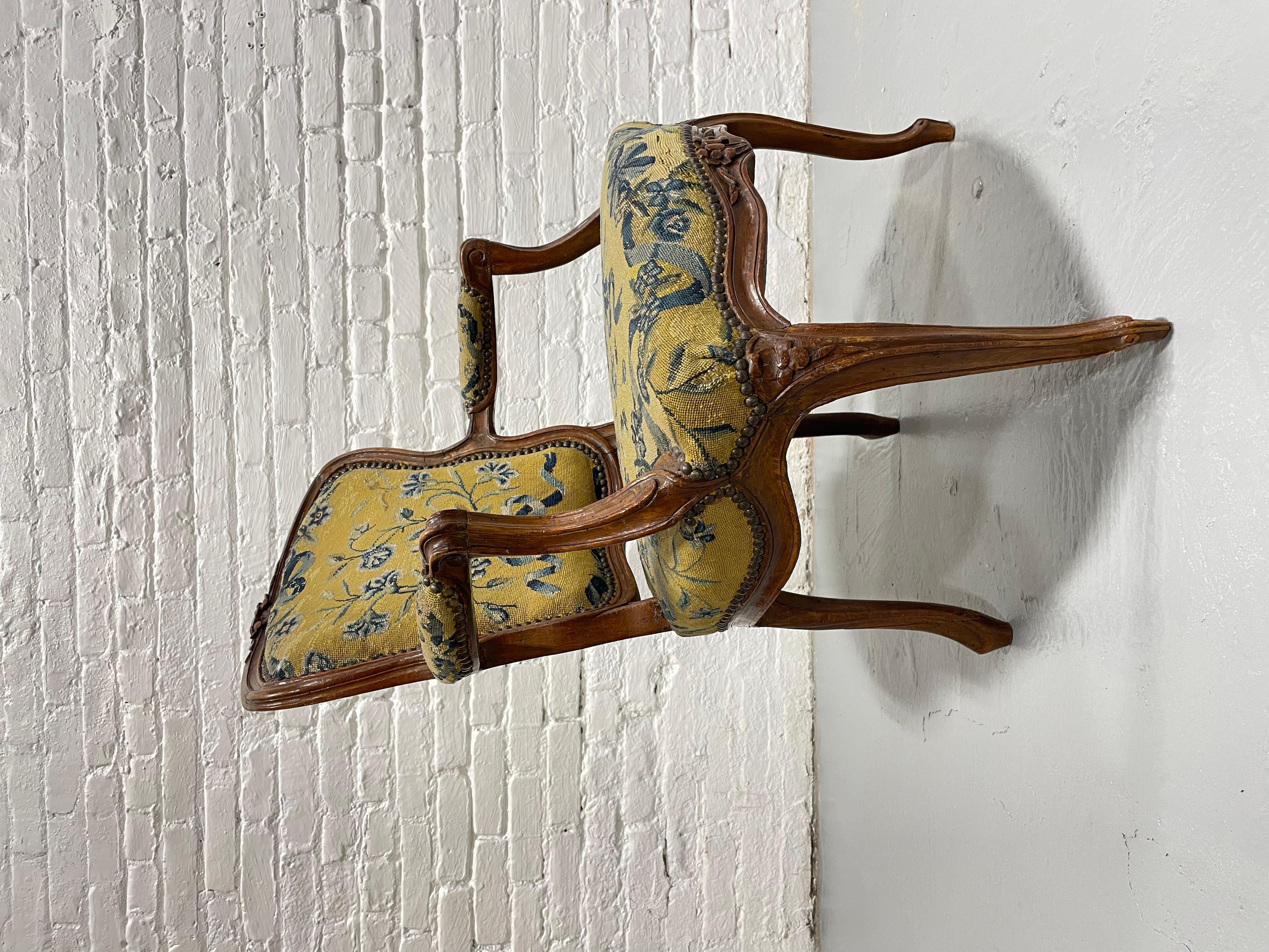 Noyer Fauteuil Louis XV français en noyer ancien, c. 1770 en vente