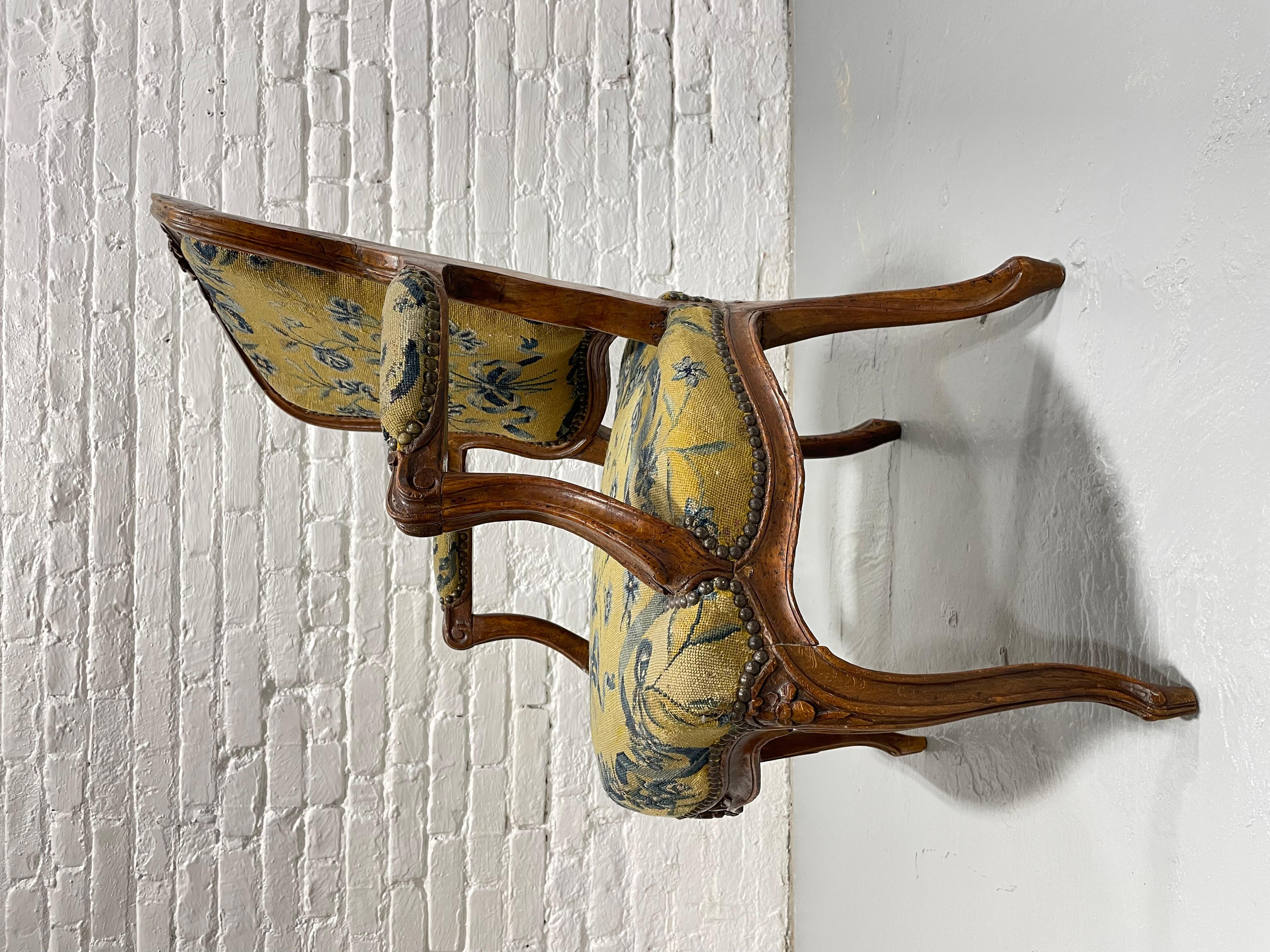 Fauteuil Louis XV français en noyer ancien, c. 1770 en vente 1