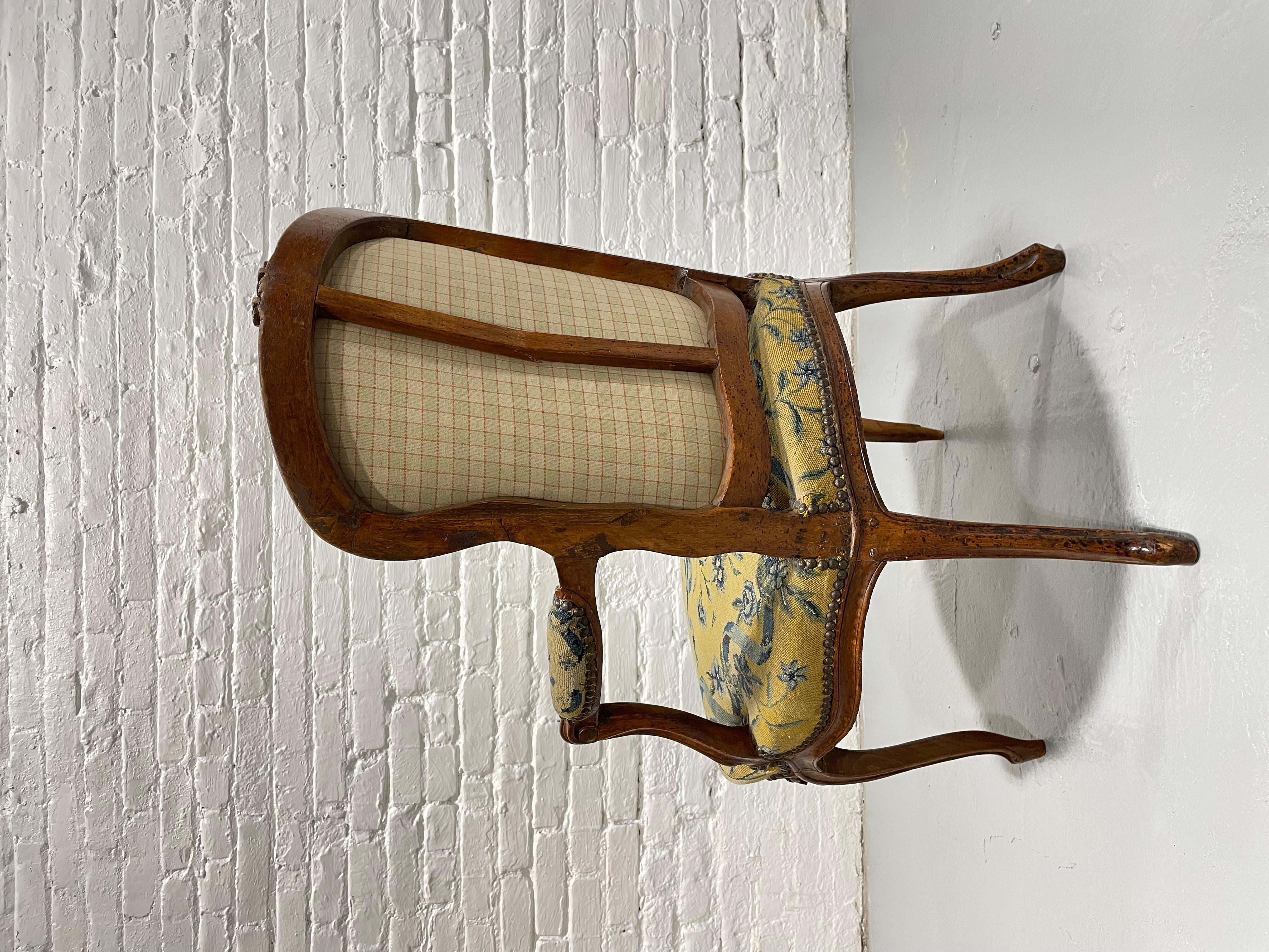 Fauteuil Louis XV français en noyer ancien, c. 1770 en vente 2