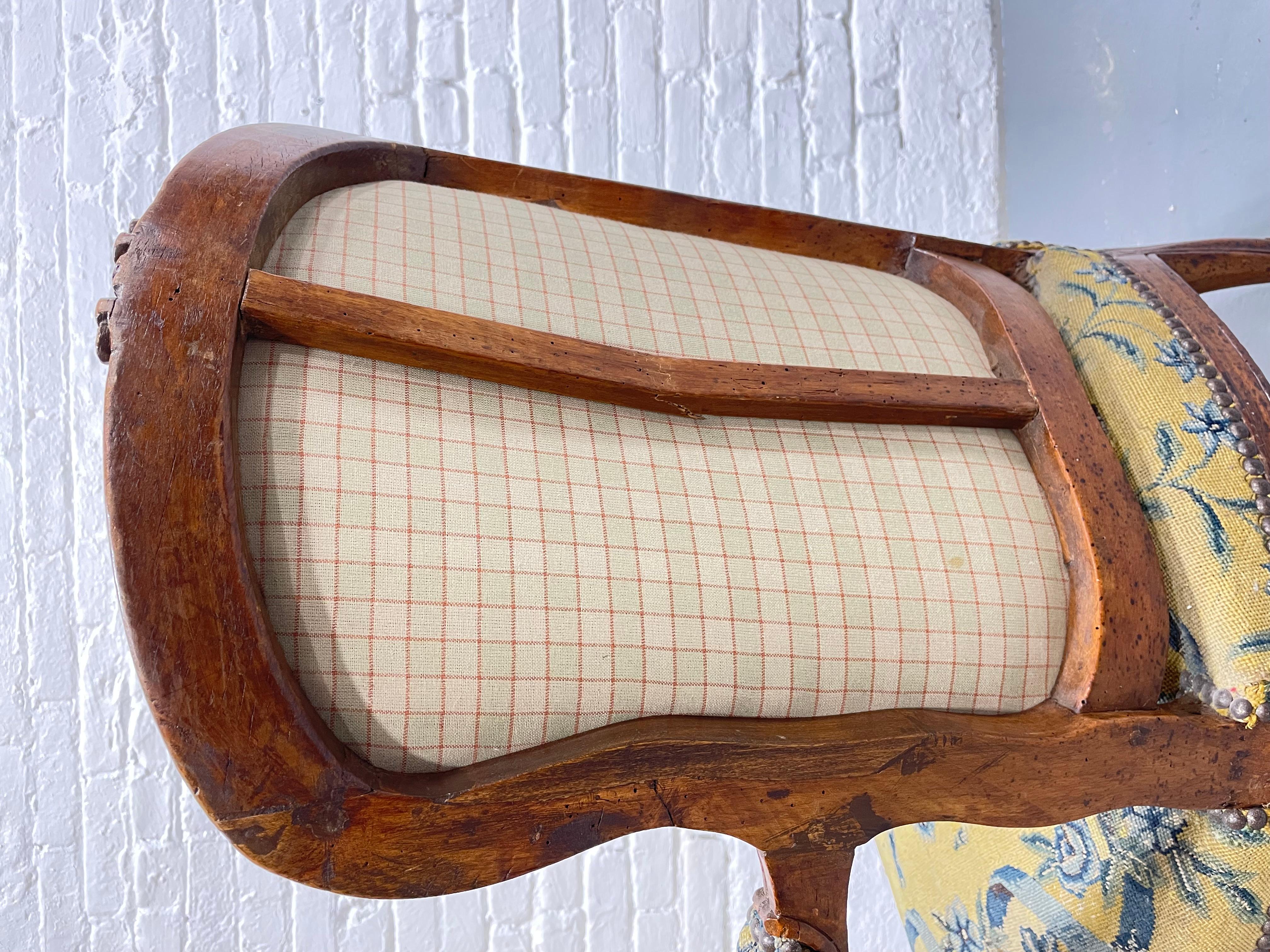 Fauteuil Louis XV français en noyer ancien, c. 1770 en vente 3