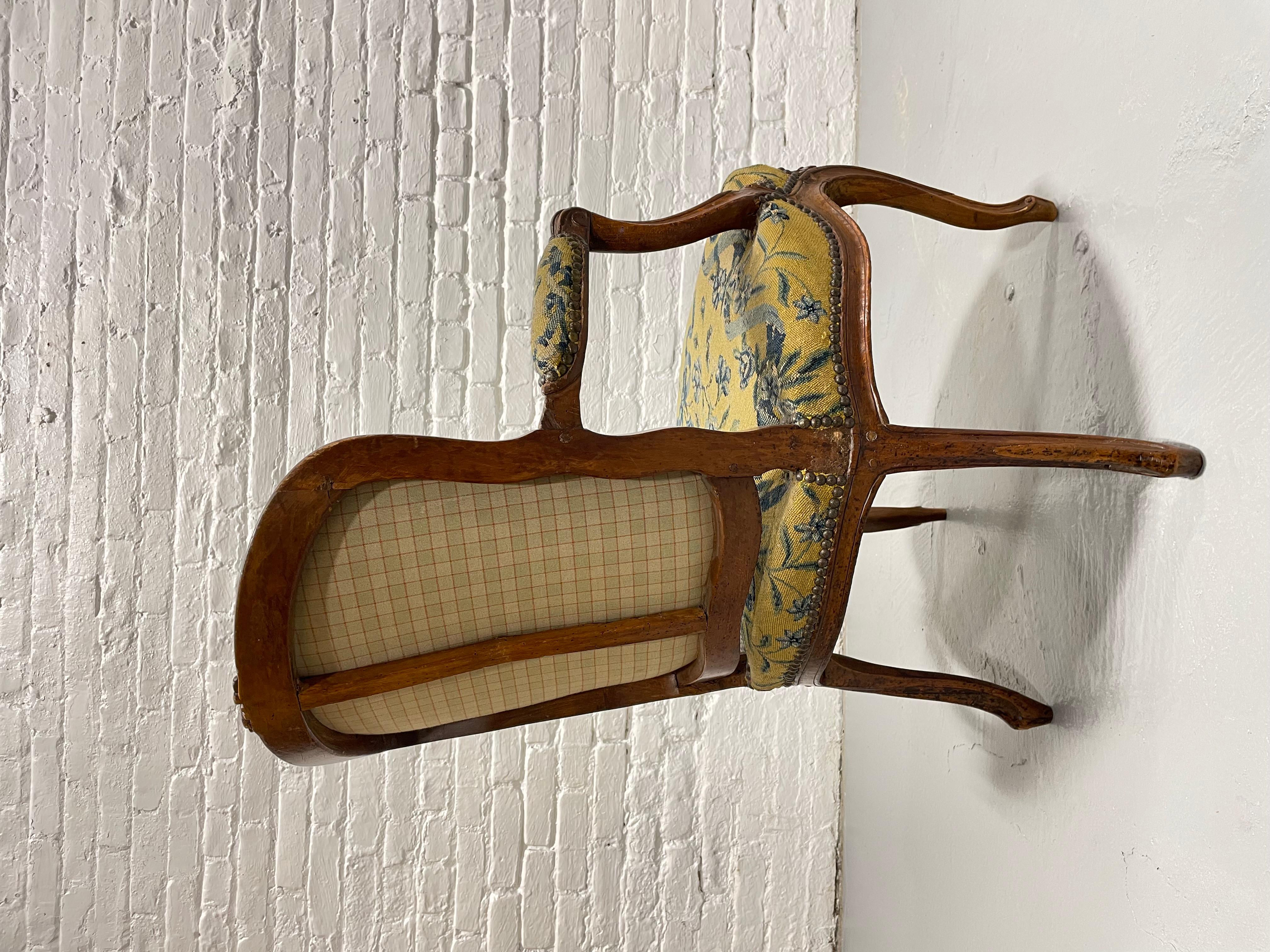 Fauteuil Louis XV français en noyer ancien, c. 1770 en vente 4