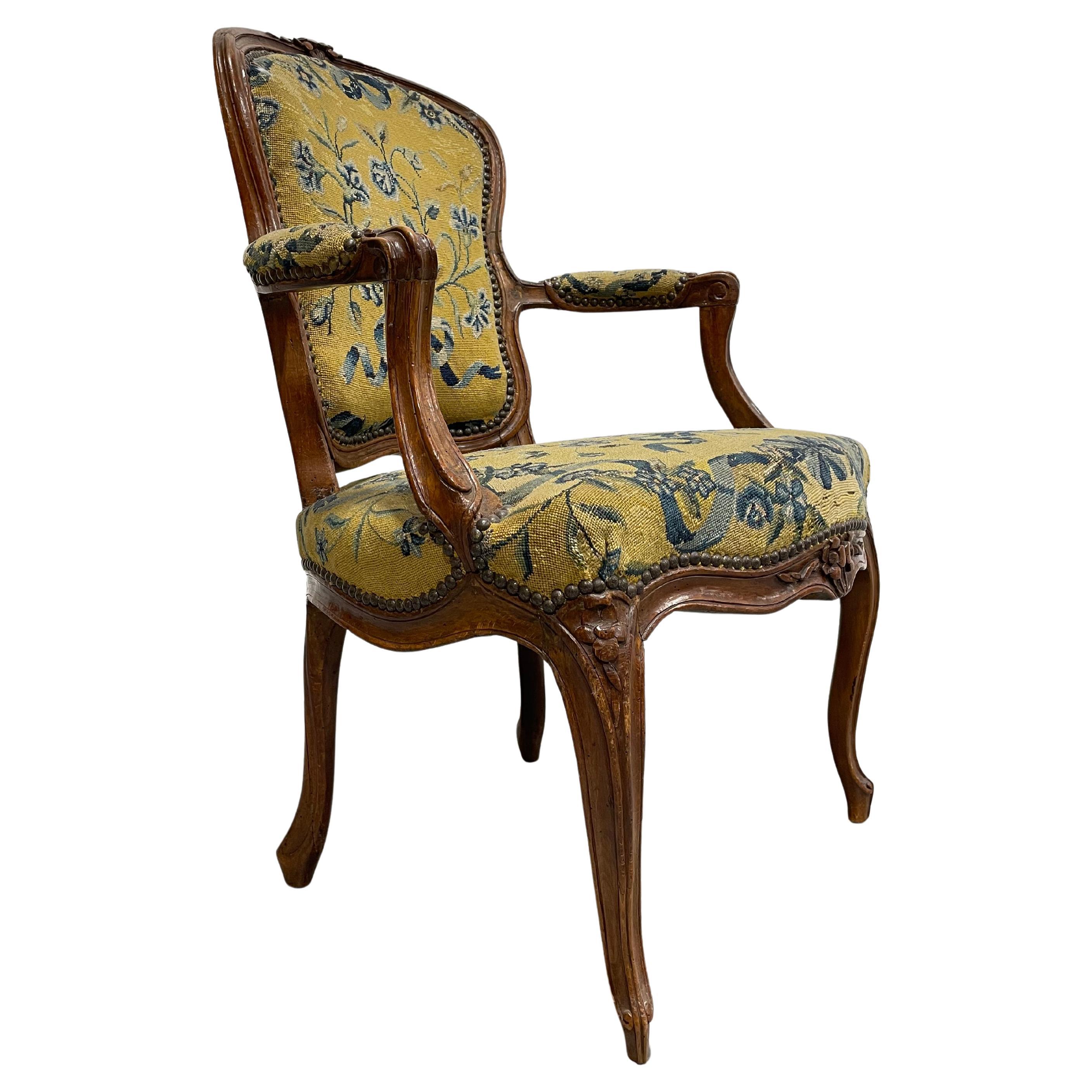 Poltrona francese in noce antico Luigi XV, 1770 ca.