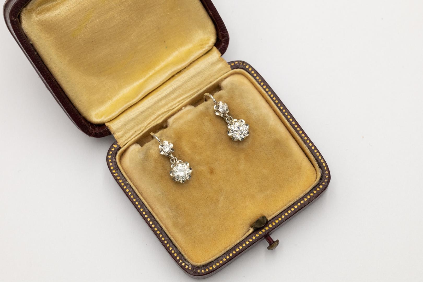 Französische Ohrringe aus antikem Weißgold mit 0,89 Karat Diamanten.

Französische Ohrringe aus 18 Karat Weißgold (Feingehalt 0,750). Diese Ohrringe sind mit vier Diamanten im Brillantschliff besetzt. Die beiden unteren Diamanten wiegen etwa 0,80 ct