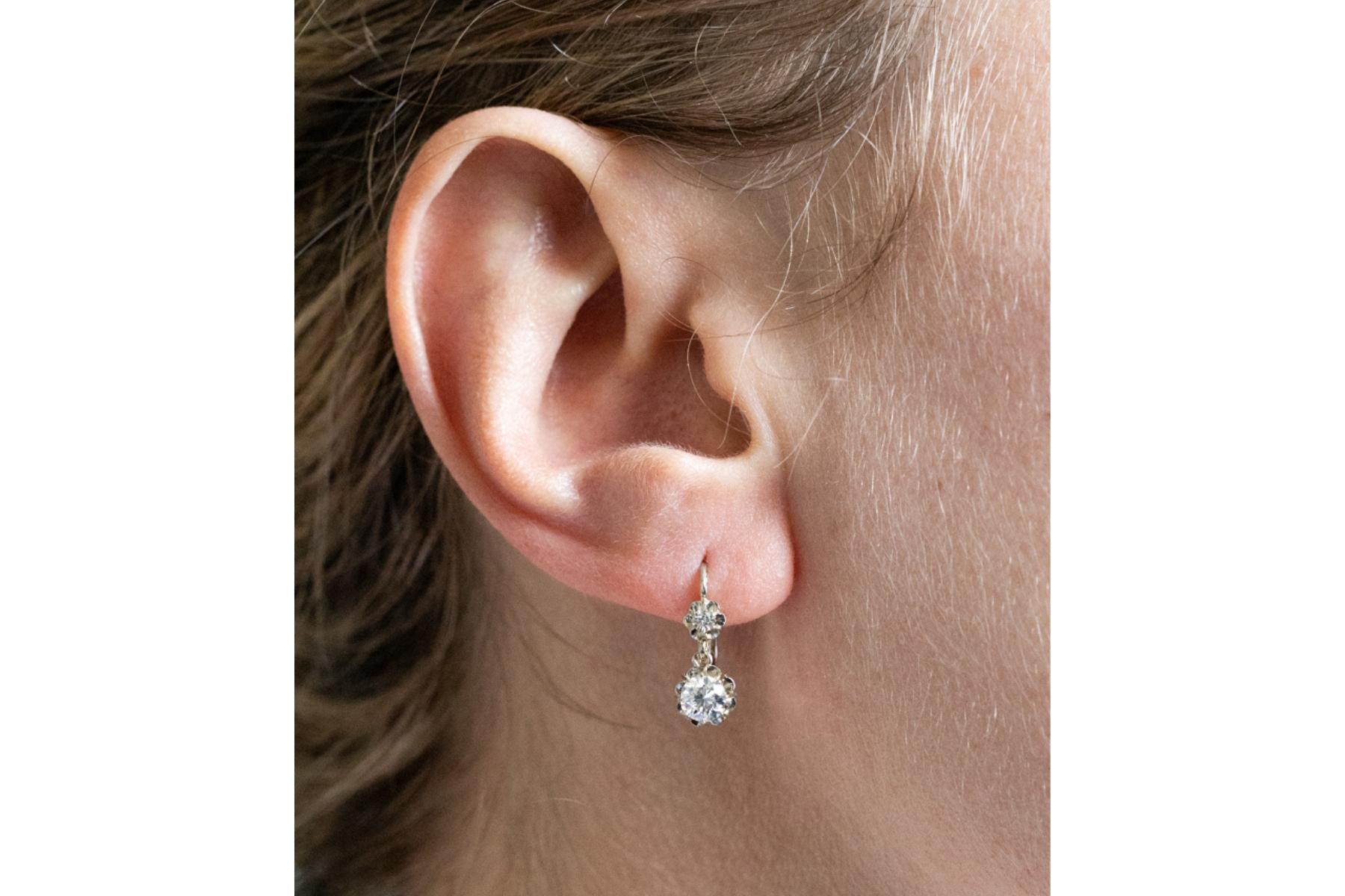 Französische Ohrringe aus antikem Weißgold mit 0,89 Karat Diamanten. (Brillantschliff) im Angebot