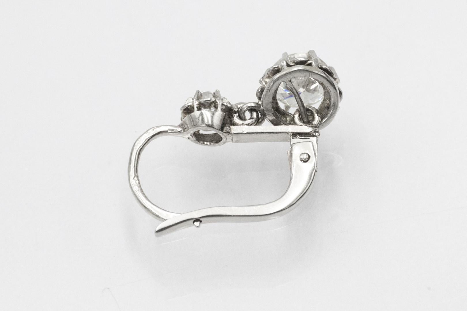 Französische Ohrringe aus antikem Weißgold mit 0,89 Karat Diamanten. Damen im Angebot