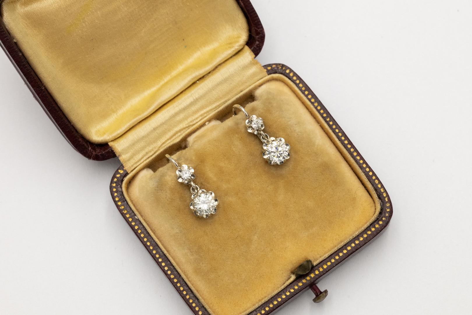 Französische Ohrringe aus antikem Weißgold mit 0,89 Karat Diamanten. im Angebot 1