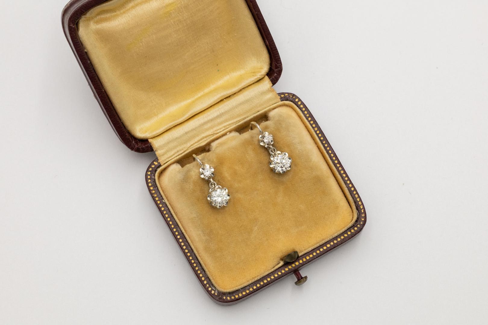Französische Ohrringe aus antikem Weißgold mit 0,89 Karat Diamanten. im Angebot 2