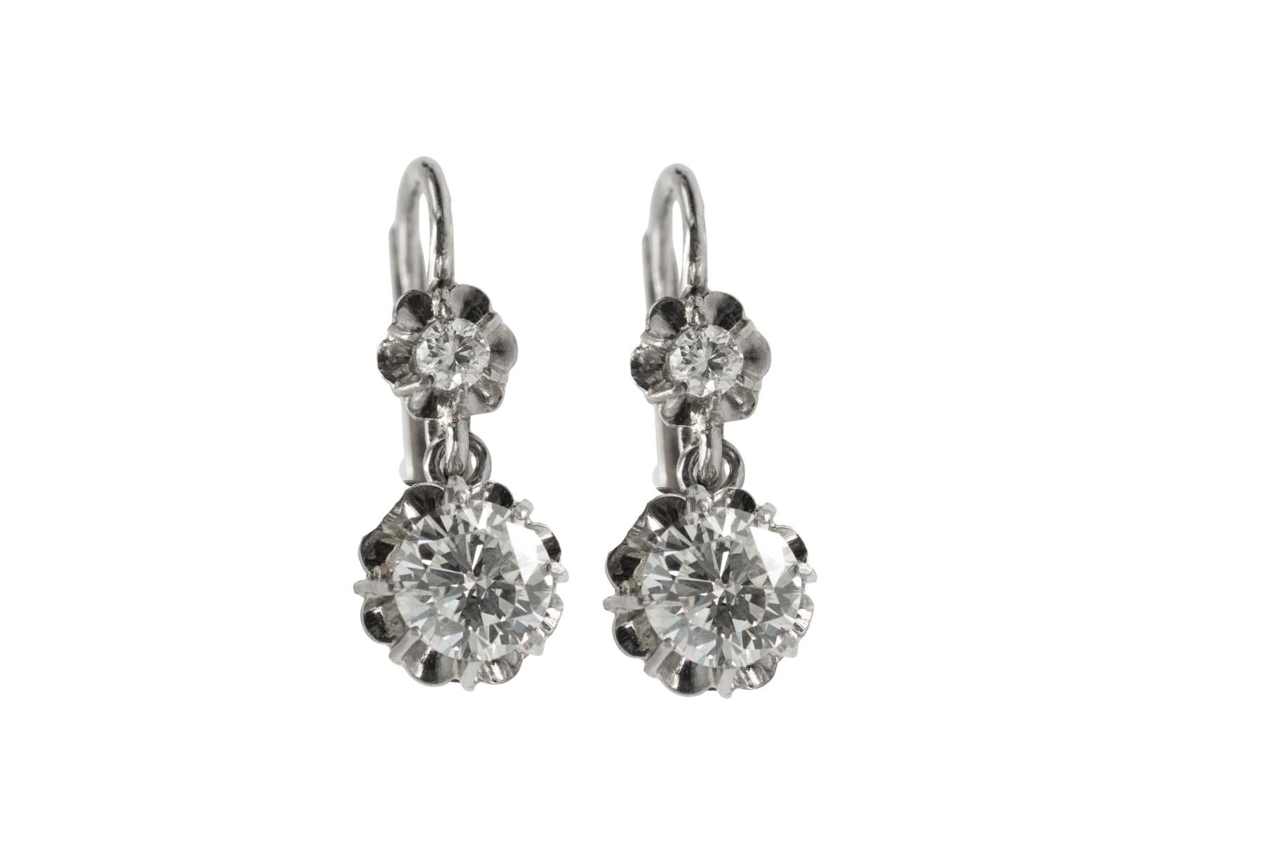 Französische Ohrringe aus antikem Weißgold mit 0,89 Karat Diamanten. im Angebot 3