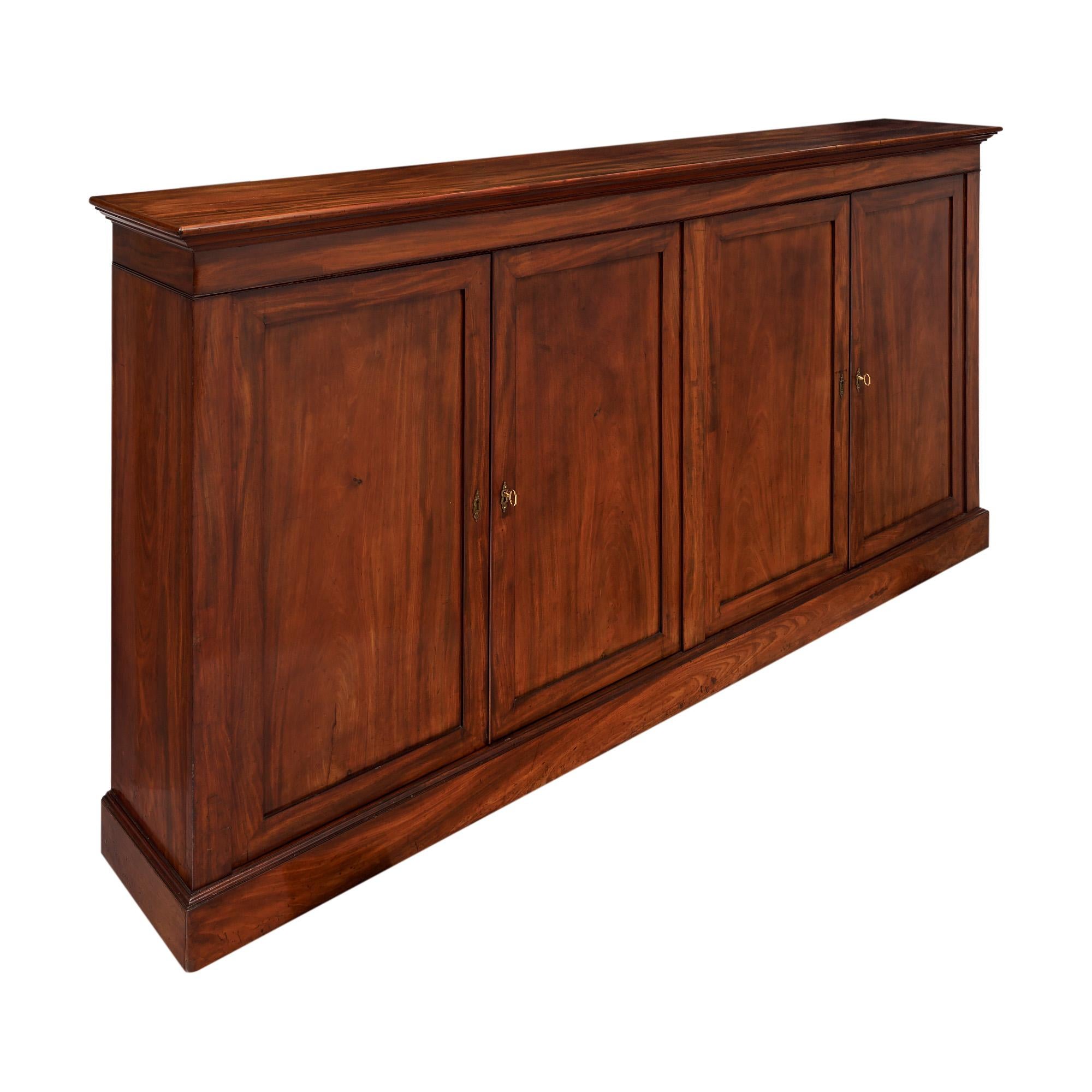Buffet du 19ème siècle en France en bois massif, principalement en noyer. Elle a été finie avec un polissage français lustré de qualité muséale. Il y a quatre portes qui s'ouvrent sur des étagères intérieures avec des serrures et des clés en état de