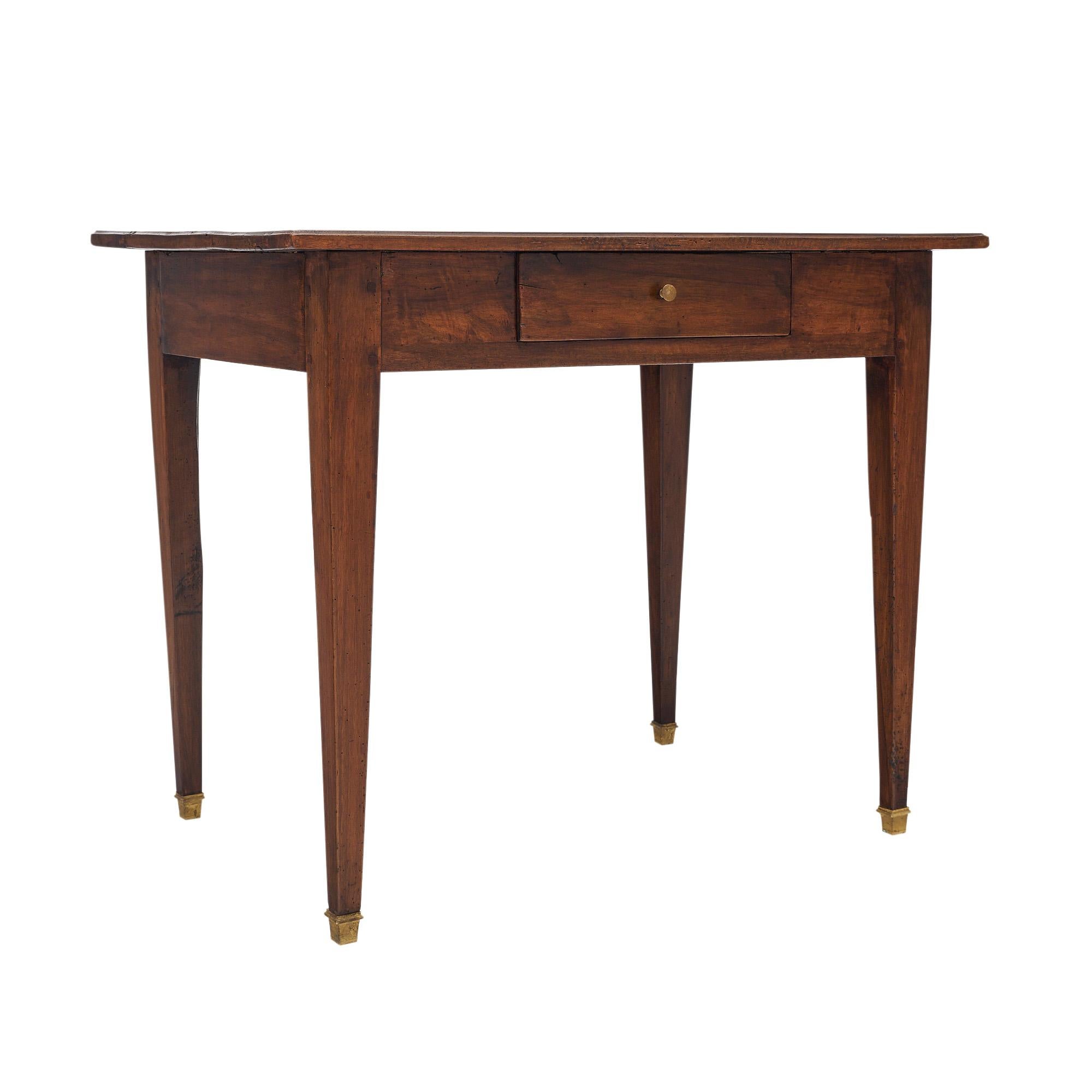 Bureau en bois massif de France. Ce meuble comporte un tiroir fonctionnel à queue d'aronde et de longs pieds fuselés. Les pieds sont coiffés de laiton. La table est en excellent état antique - les photos décrivent fidèlement l'état.