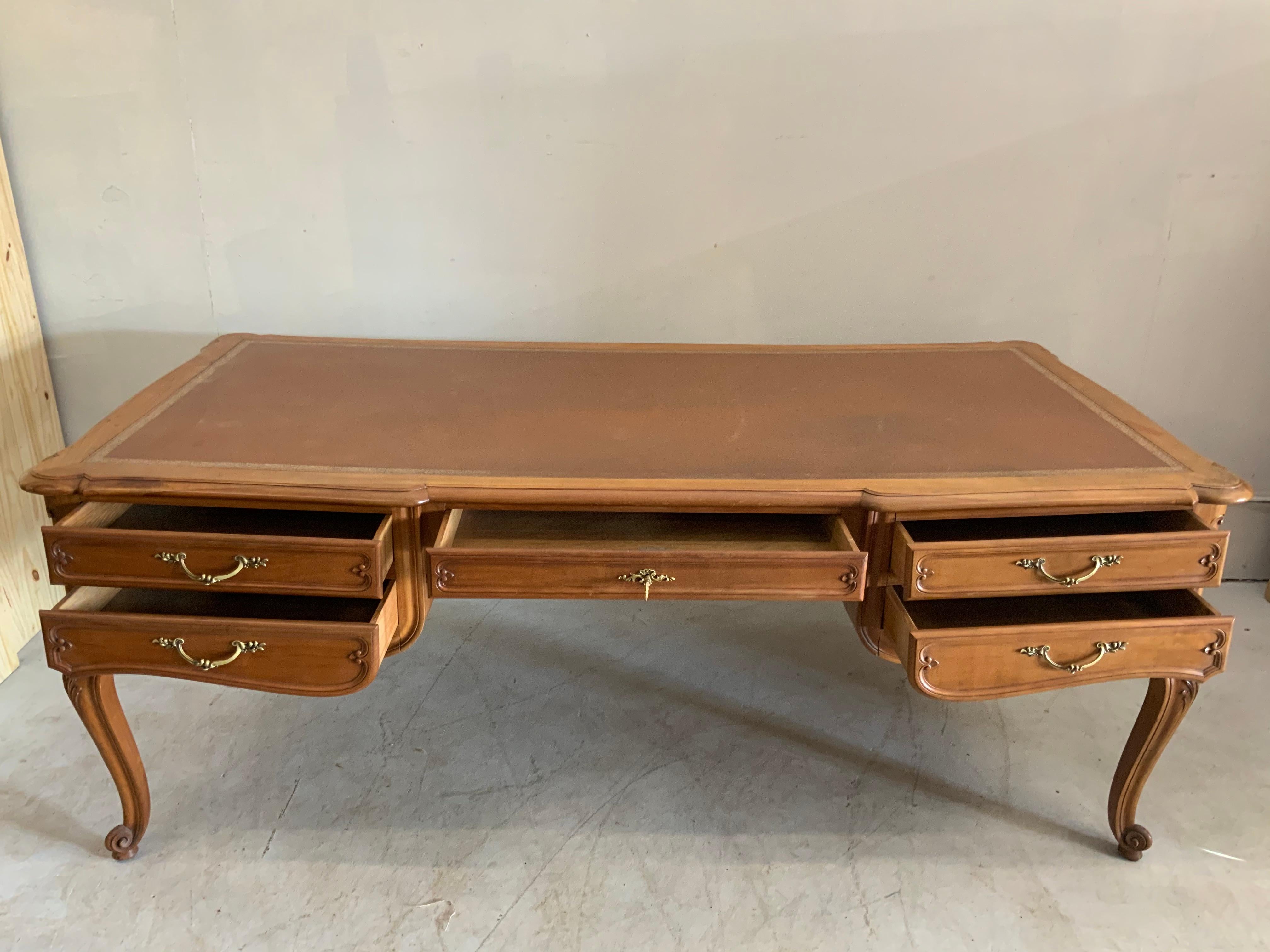 French desk Louis XV style, varnished with a top in leather in good condition, 5 drawers and in walnut wood. This piece comes from the Loire in the middle of France in the region of the castles.
