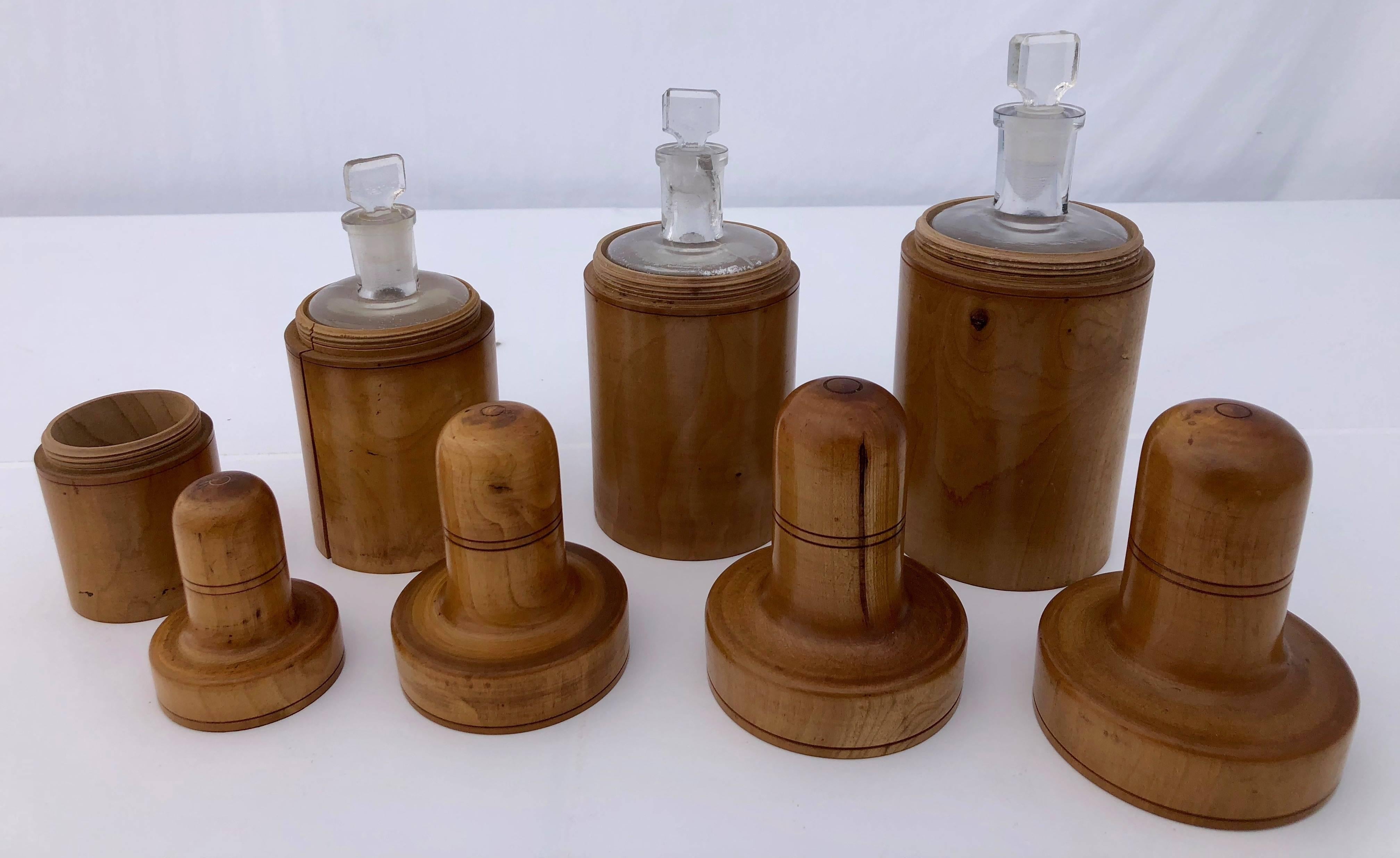 French Apothecary Boxwood Treen Boxes with Glass Bottles 1800s, 11 Pieces In Good Condition For Sale In Petaluma, CA