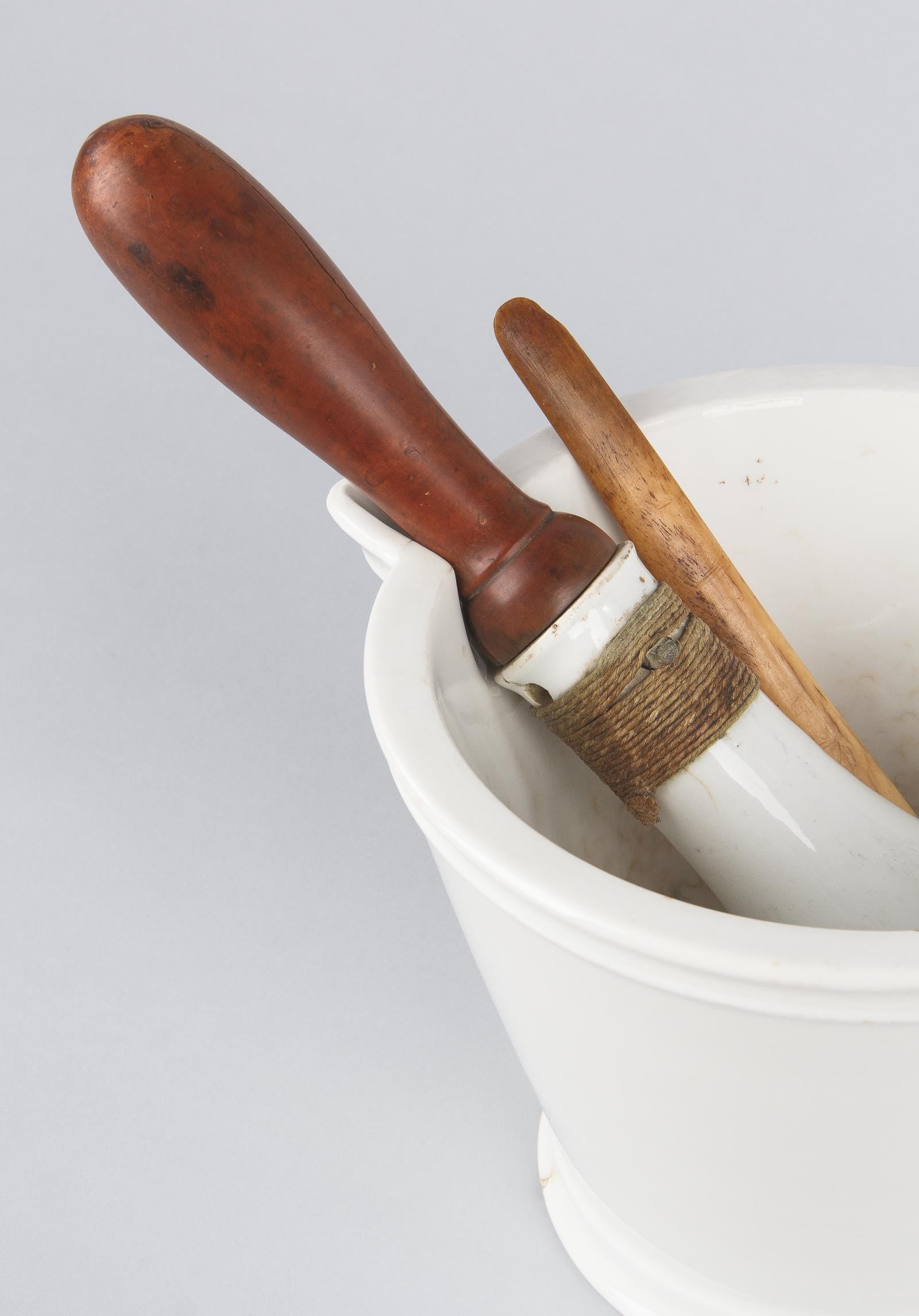 19th Century French Apothecary Ceramic Mortar with Pestle, Late 1800s