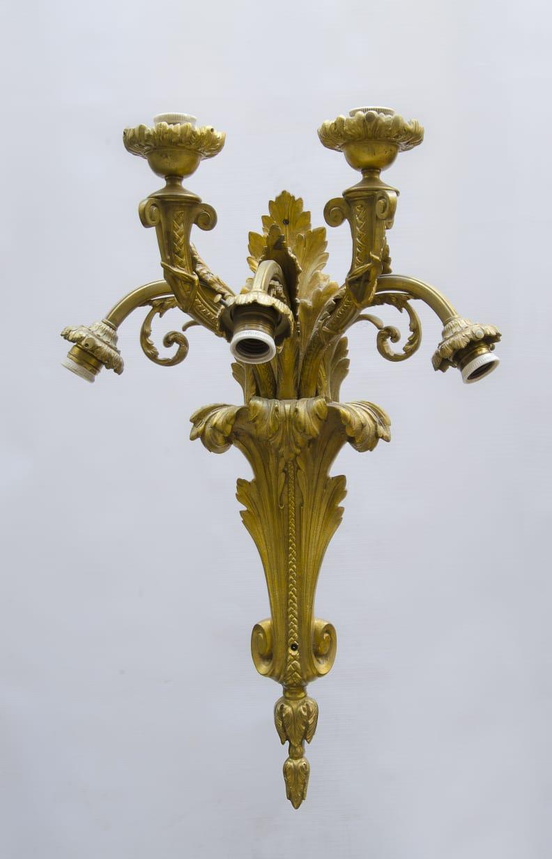 Französische Applikationen (Paar) Bronze vergoldet im Stil von Louis XV
um 1900
fünf leicht.

Der Louis-XV-Stil (französisch Louis Quinze) ist ein künstlerischer Stil, vor allem im Bereich der dekorativen Künste, der der Regierungszeit Ludwigs XV.