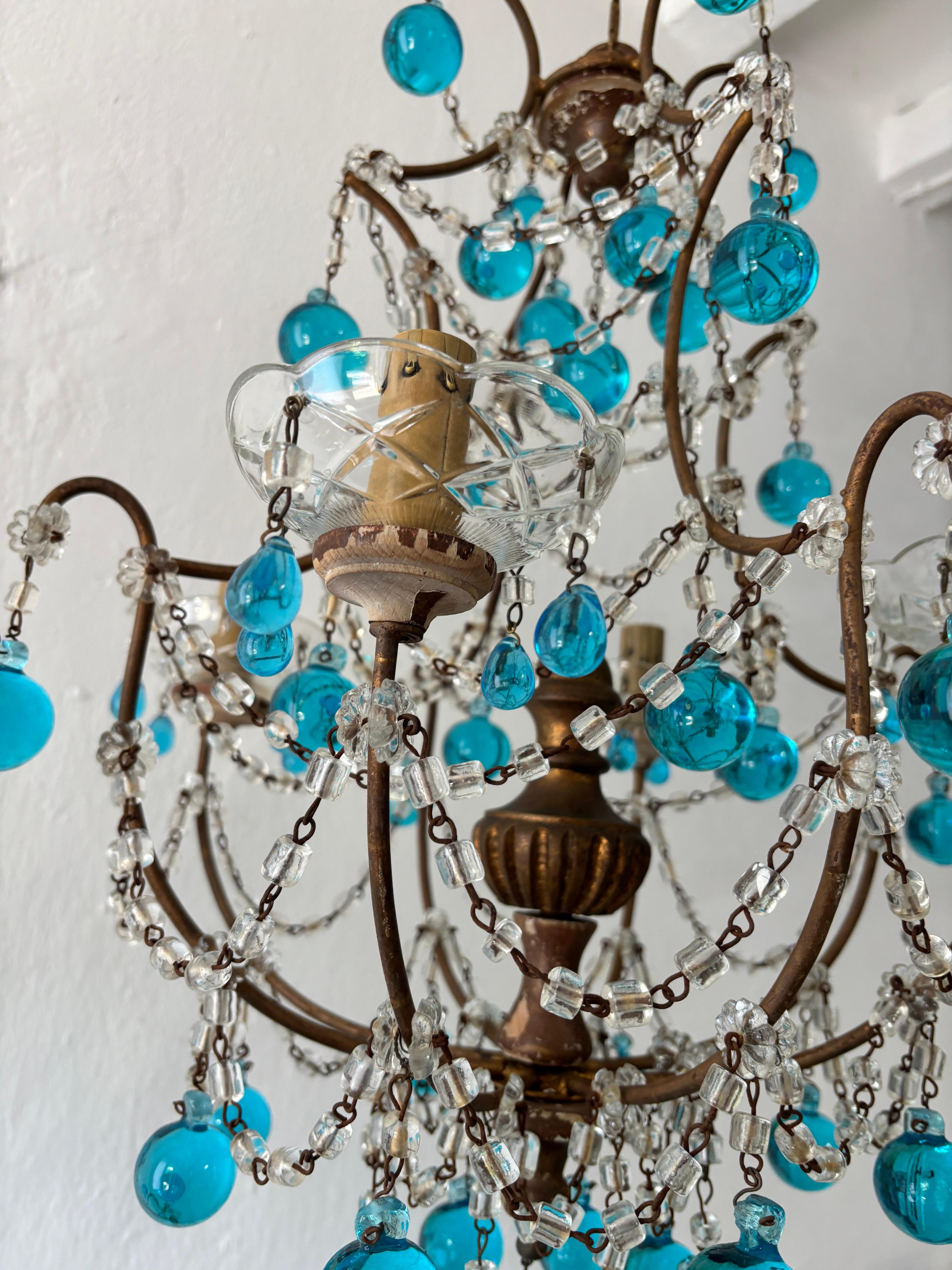 Lampadario francese a gocce di Murano blu acqua con prismi in cristallo dorato, circa 1920 in vendita 3