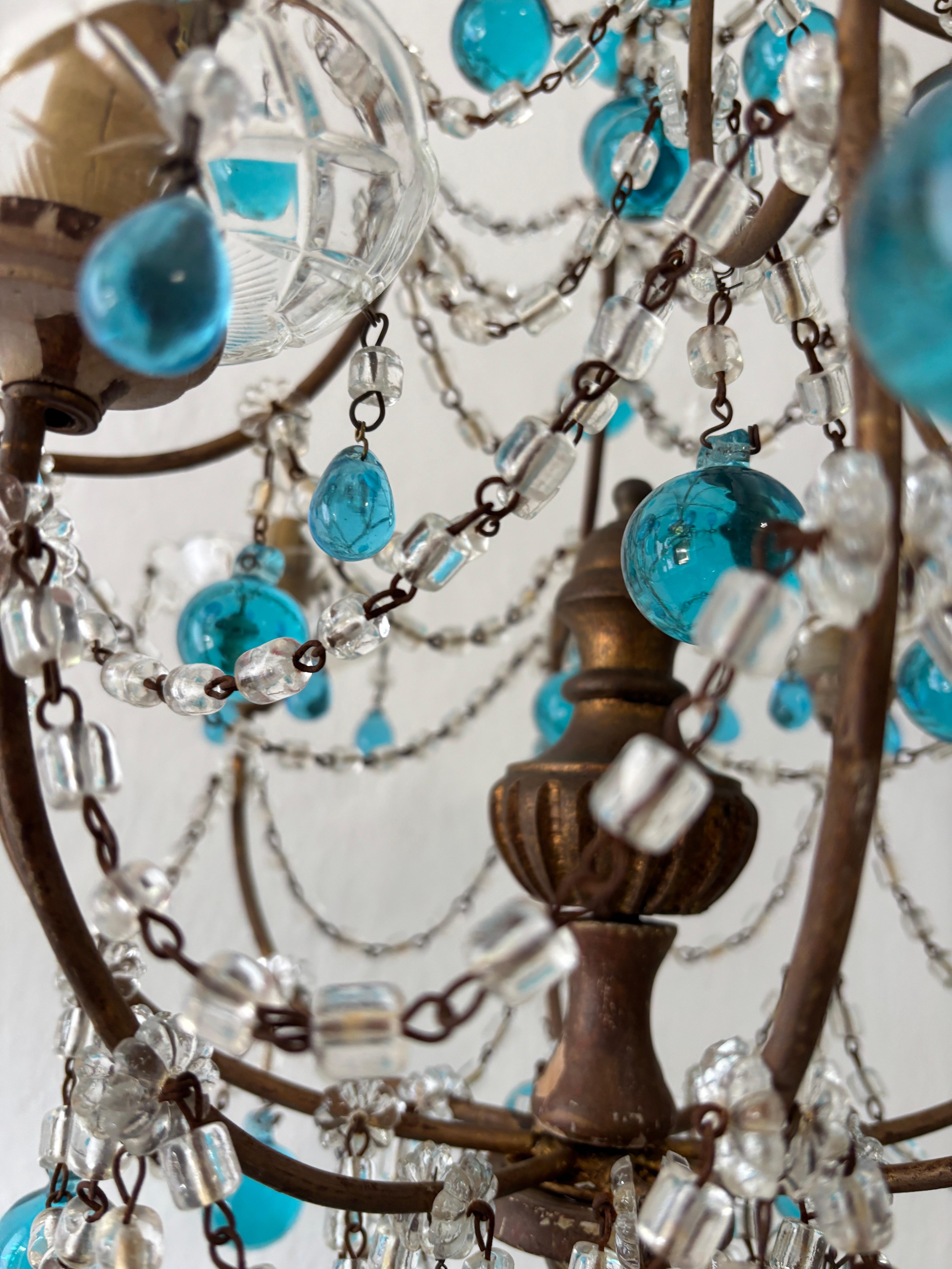 Lampadario francese a gocce di Murano blu acqua con prismi in cristallo dorato, circa 1920 in vendita 7