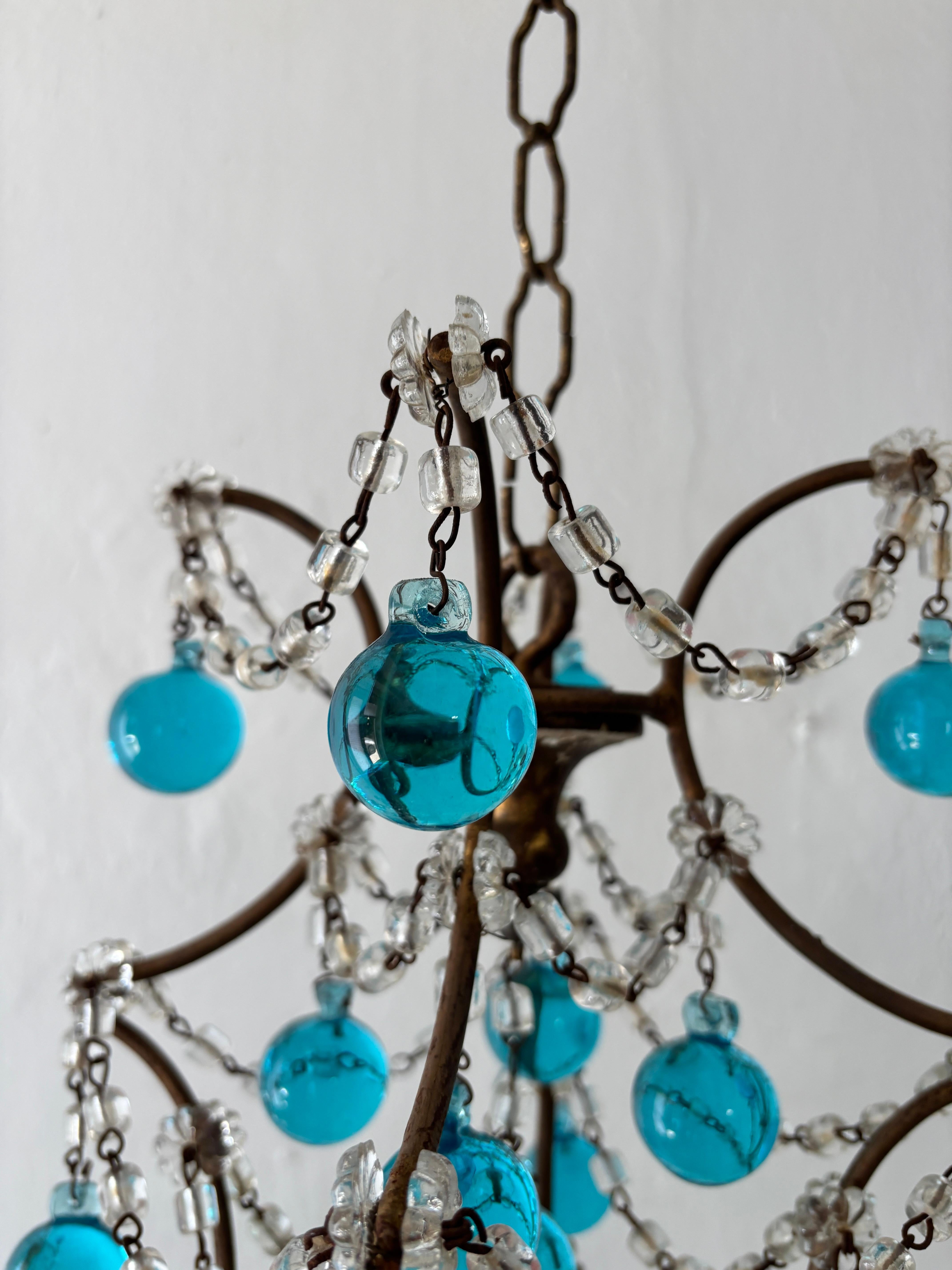 Lampadario francese a gocce di Murano blu acqua con prismi in cristallo dorato, circa 1920 In condizioni buone in vendita a Firenze, Toscana
