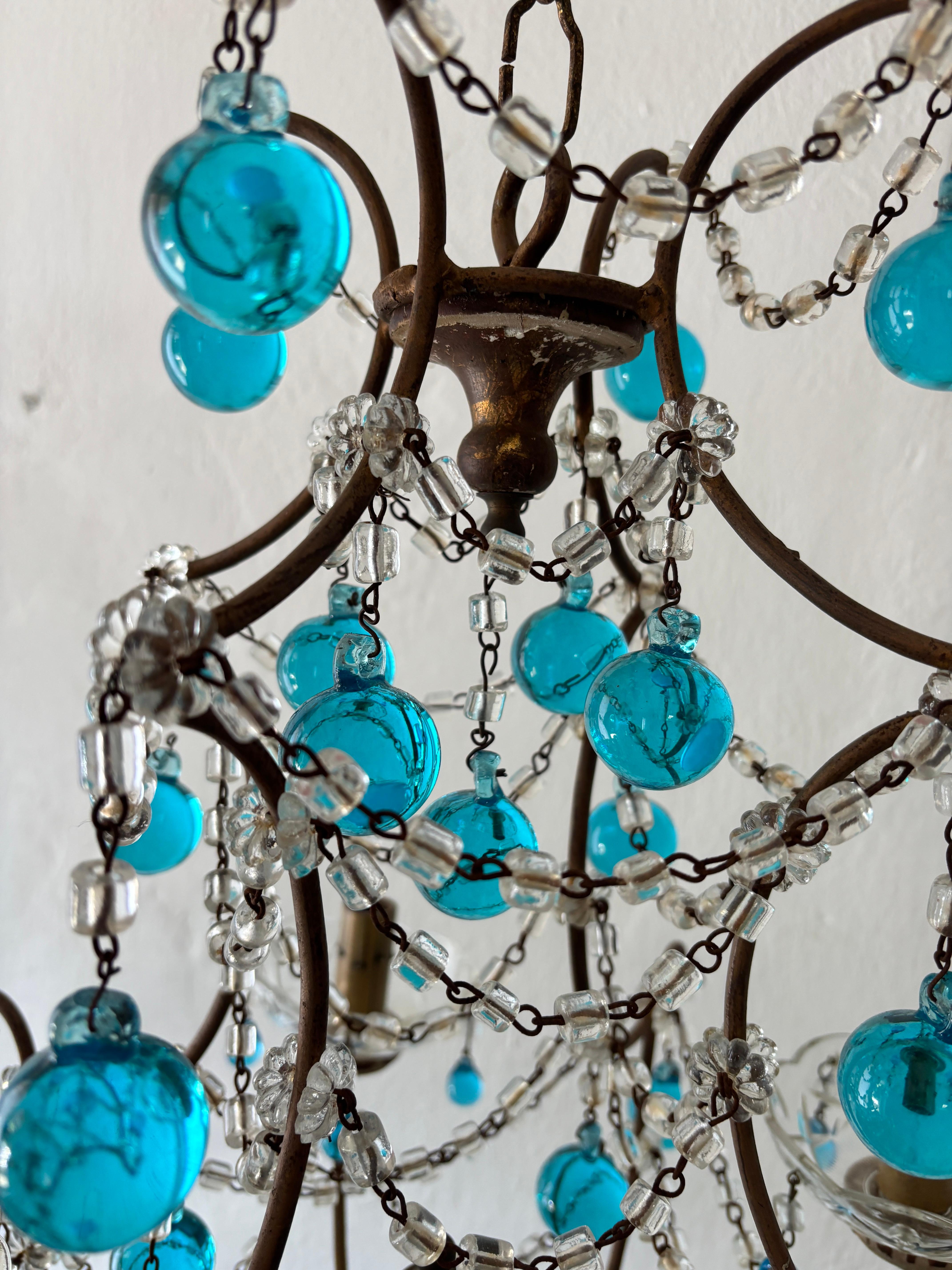 Inizio XX secolo Lampadario francese a gocce di Murano blu acqua con prismi in cristallo dorato, circa 1920 in vendita