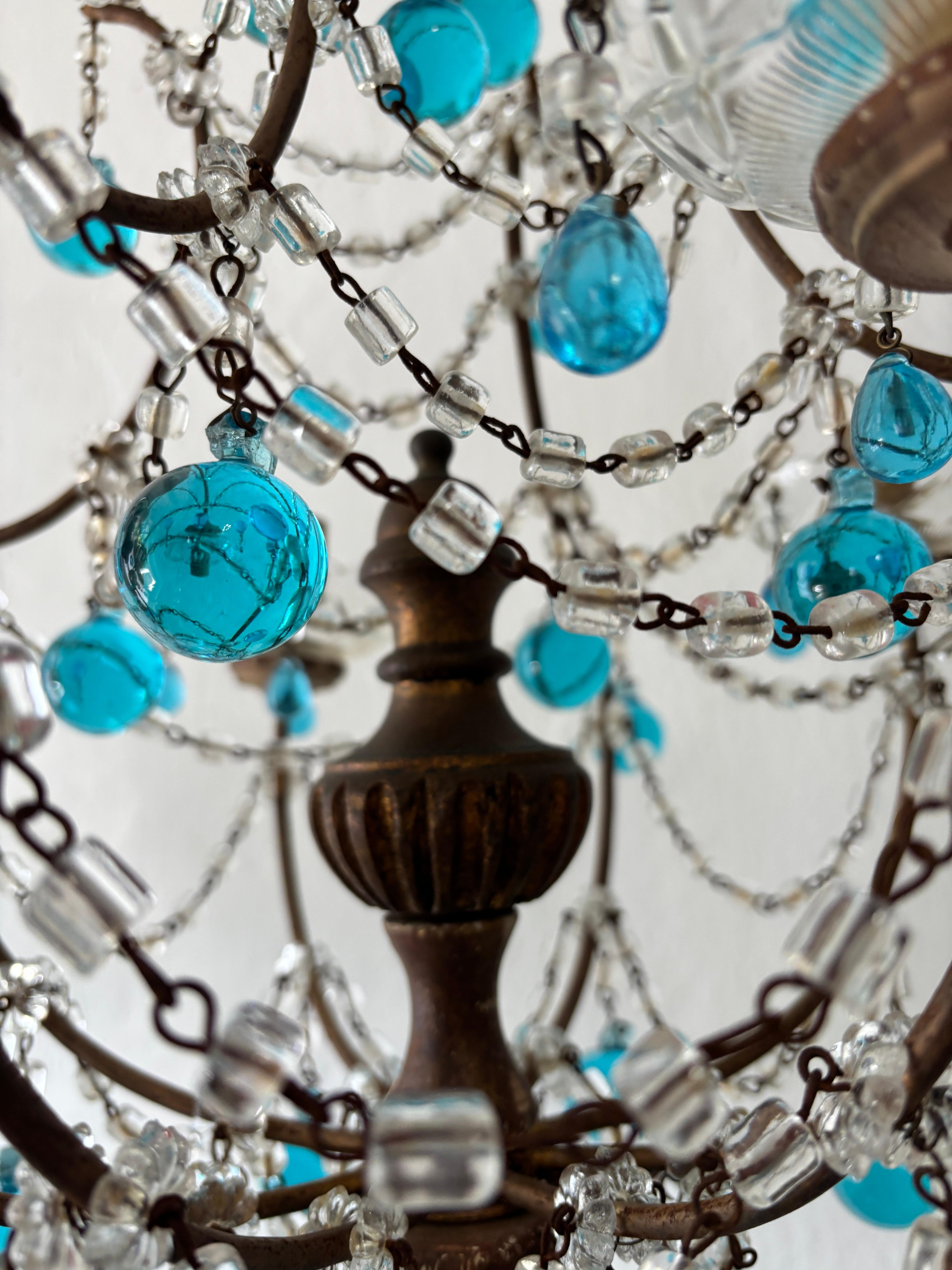 Cristallo Lampadario francese a gocce di Murano blu acqua con prismi in cristallo dorato, circa 1920 in vendita