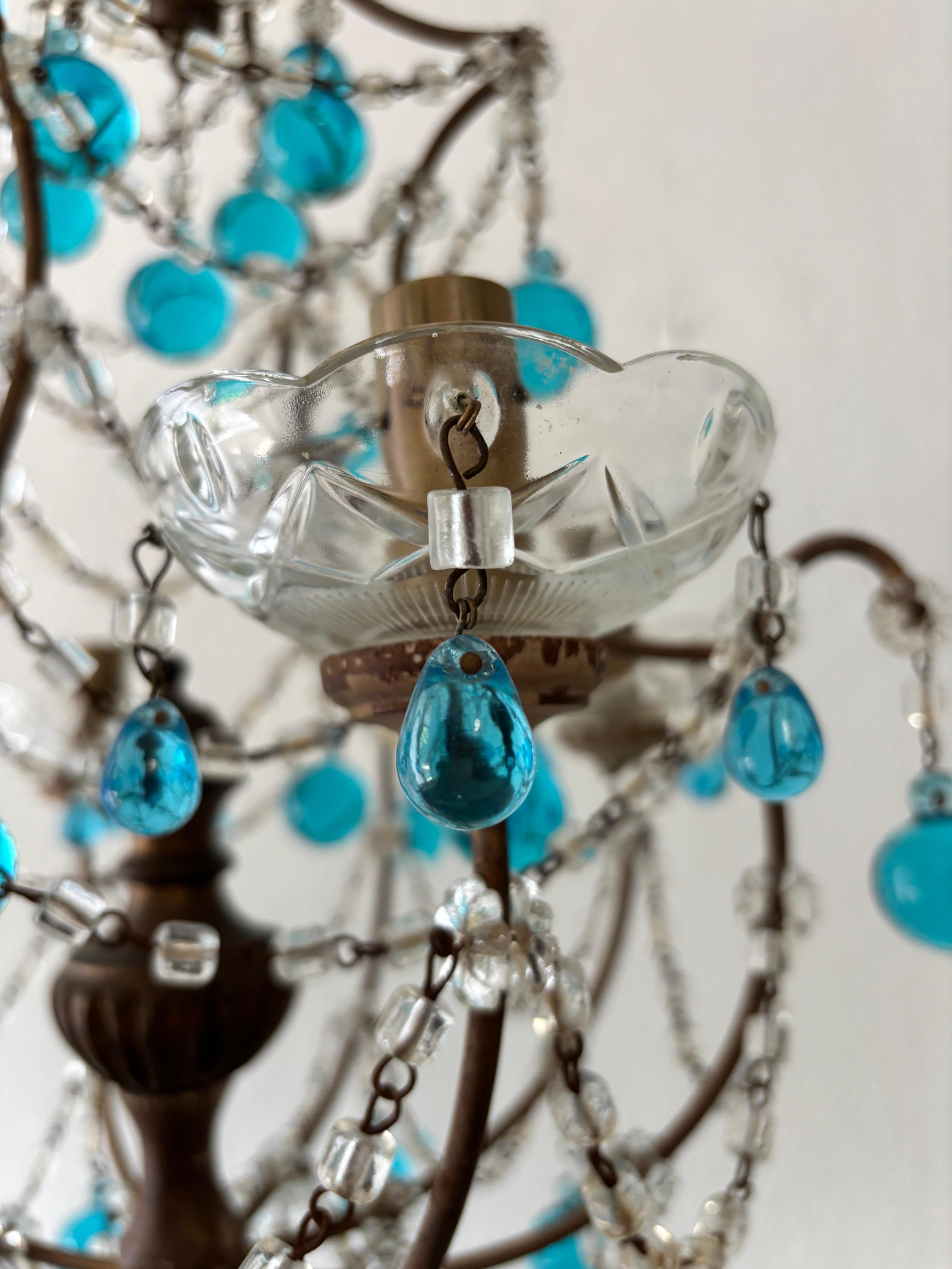 Lampadario francese a gocce di Murano blu acqua con prismi in cristallo dorato, circa 1920 in vendita 1