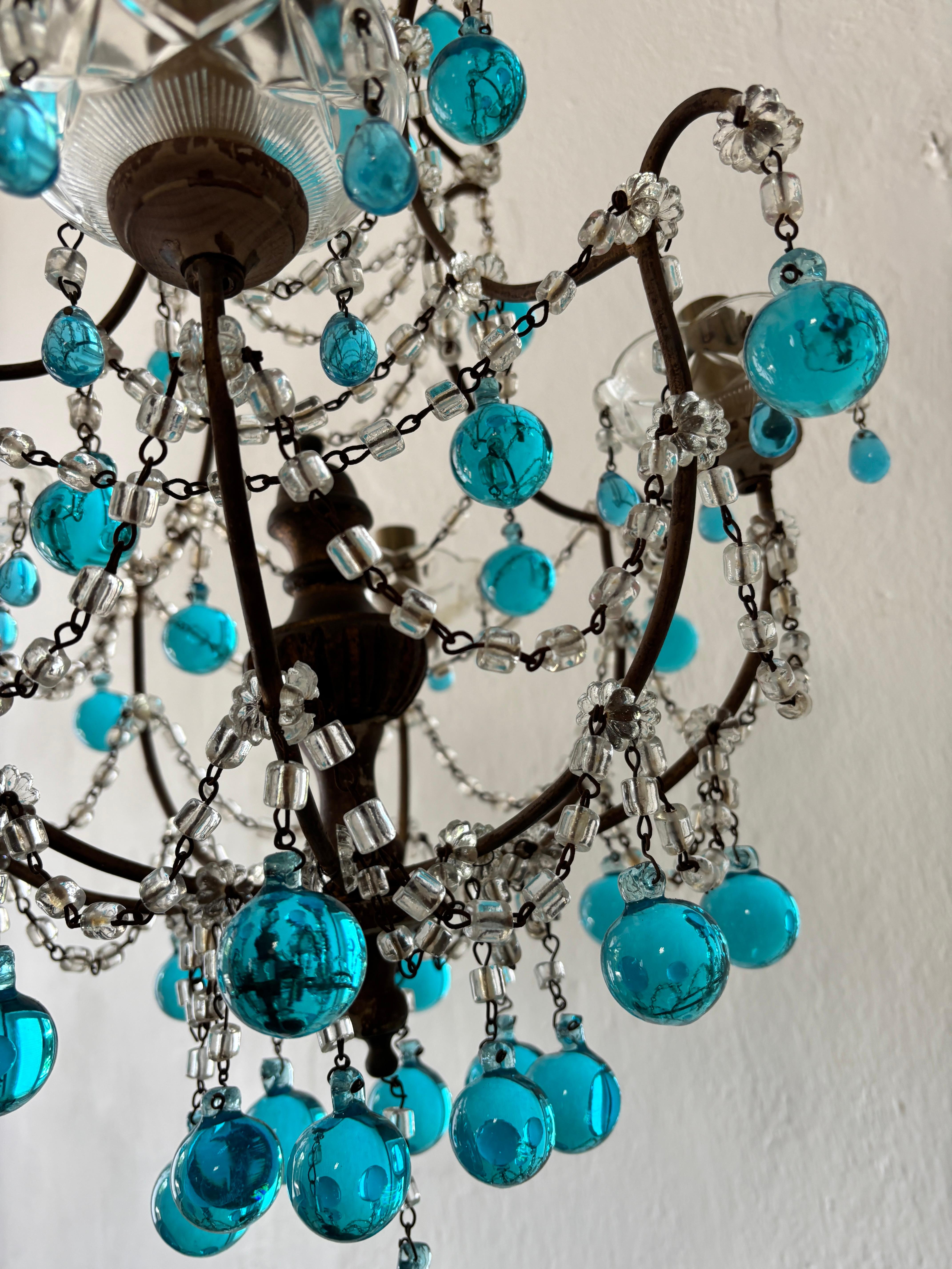 Lampadario francese a gocce di Murano blu acqua con prismi in cristallo dorato, circa 1920 in vendita 2