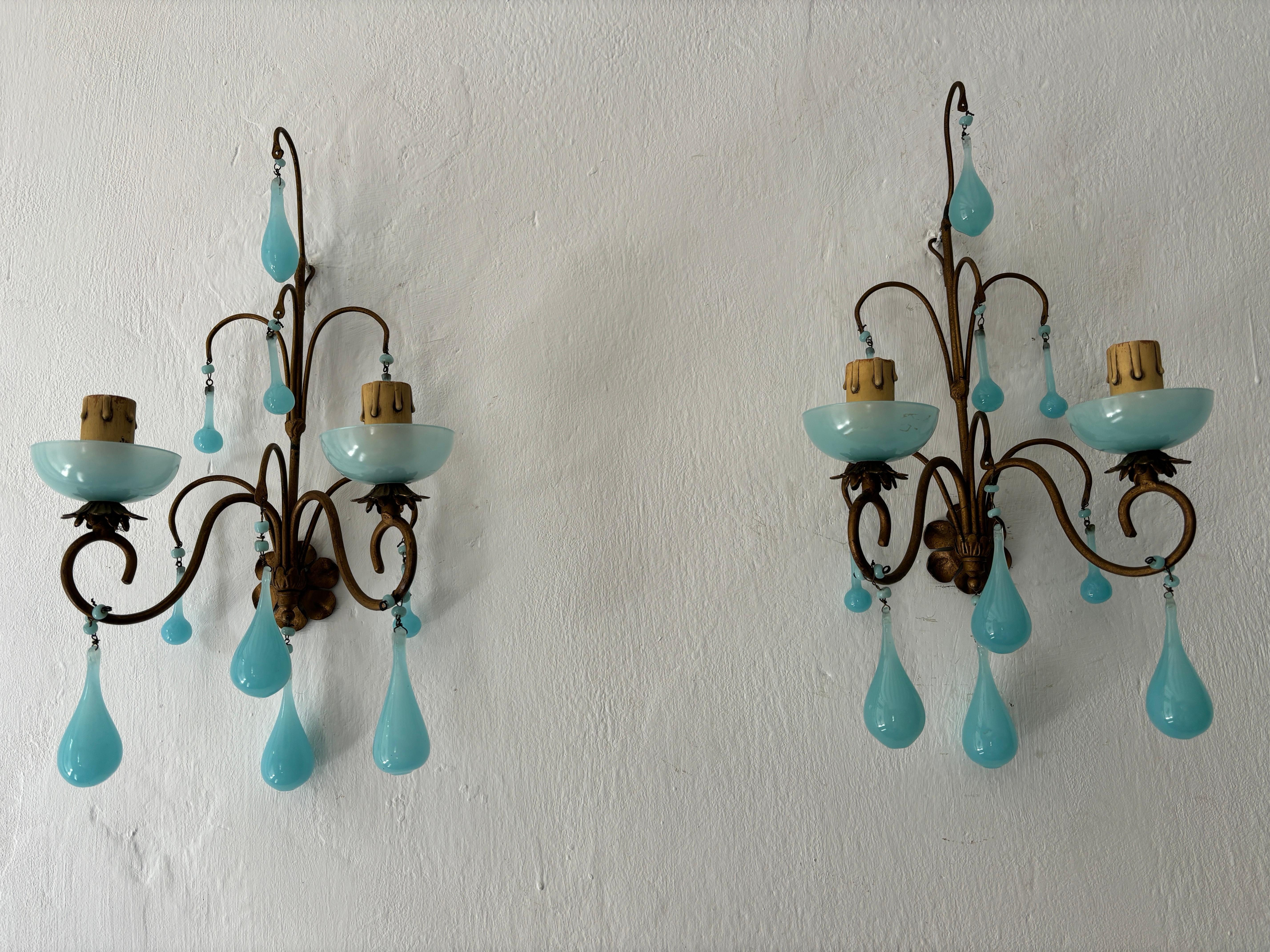 Ospitano due luci ciascuna, inserite in bobeches opaline blu. Questi saranno ricablati con prese UL certificate per gli Stati Uniti e prese appropriate per tutti gli altri paesi e pronti per essere appesi.  Adorna 3 diverse dimensioni di gocce e