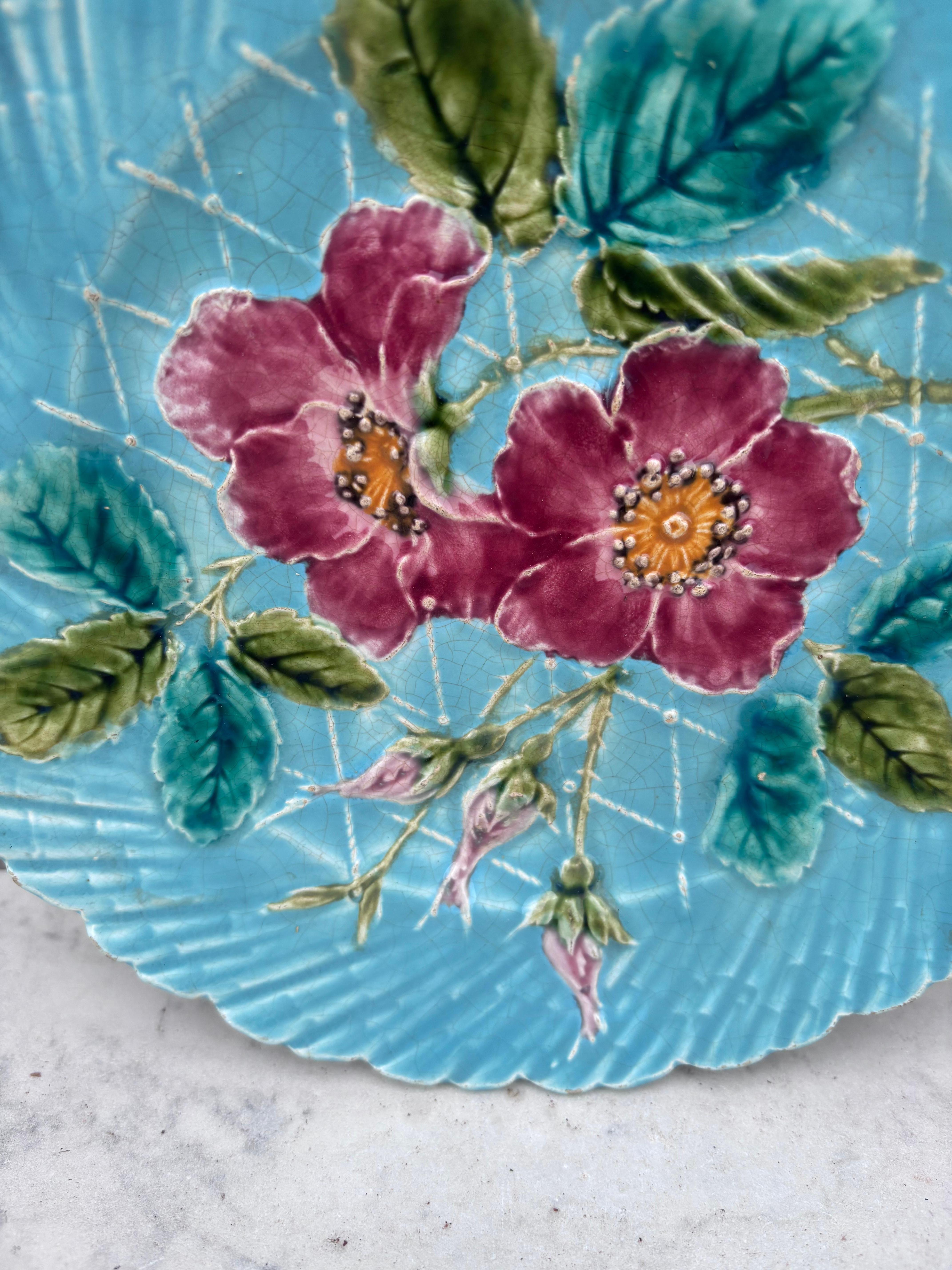 Assiette en majolique de Sarreguemines vers 1890.