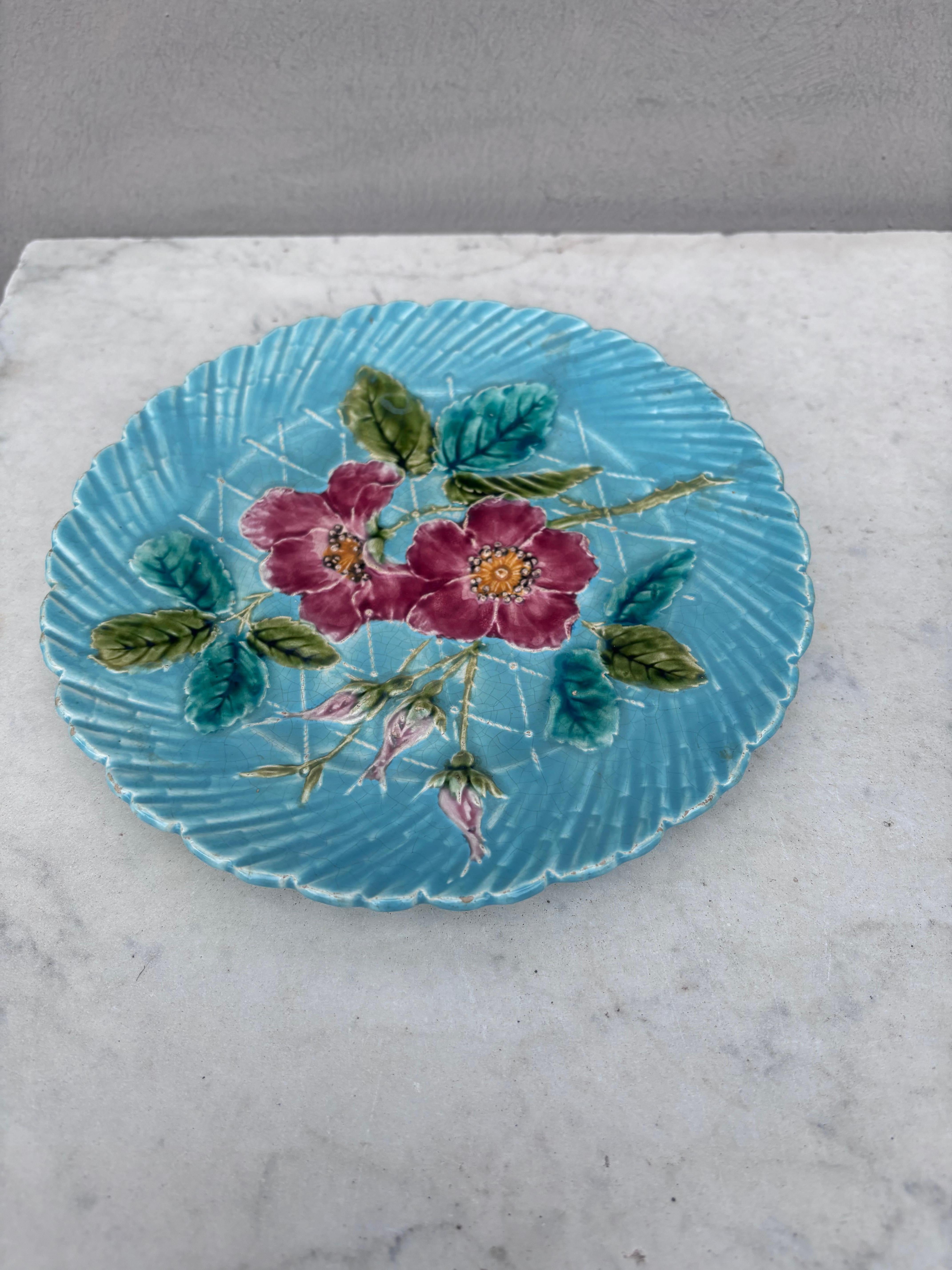 Rustique Assiette à églantine en majolique de Sarreguemines, vers 1890 en vente