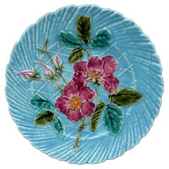 Assiette à églantine en majolique de Sarreguemines, vers 1890