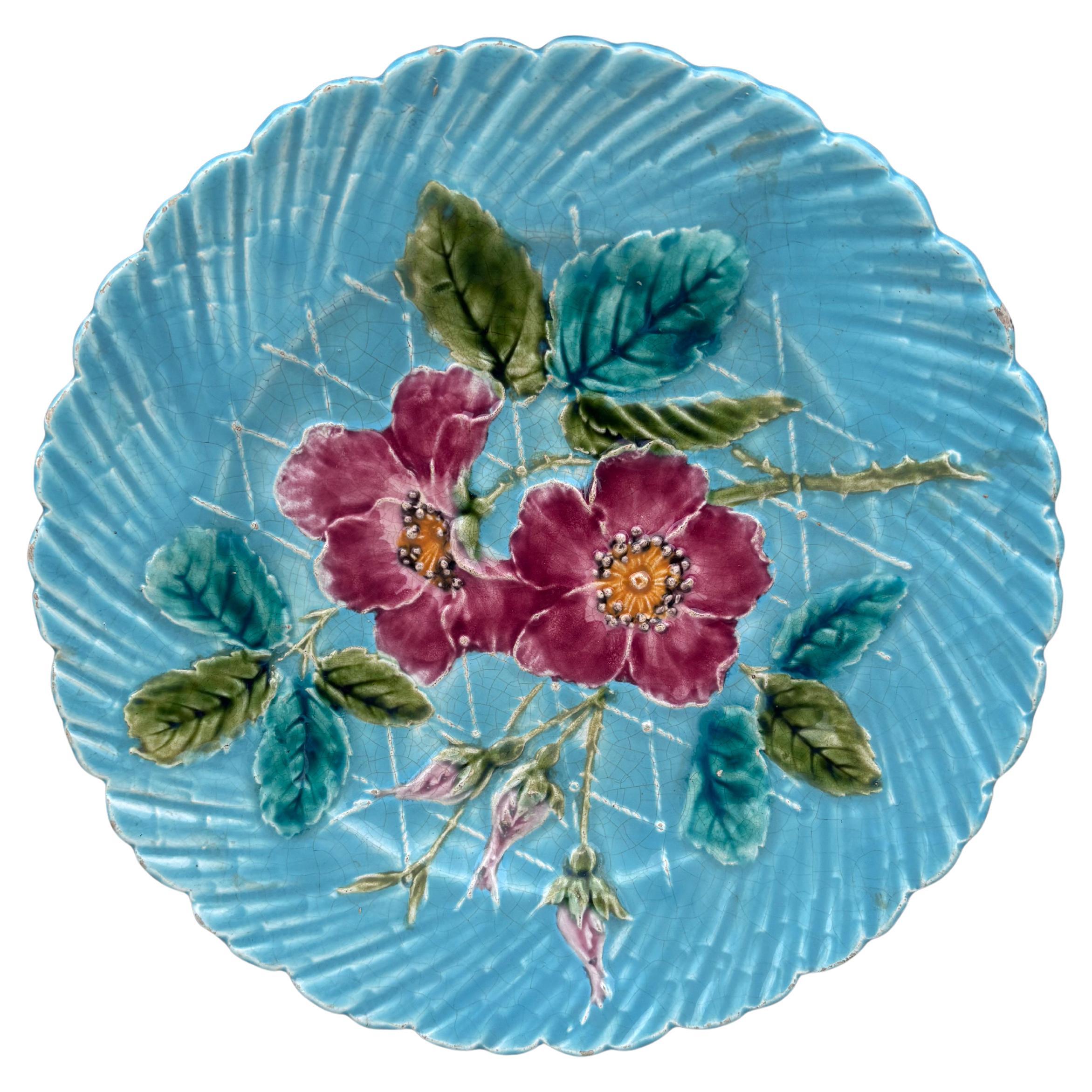 Assiette à églantine en majolique de Sarreguemines, vers 1890