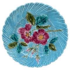 Assiette à églantine en majolique de Sarreguemines, vers 1890