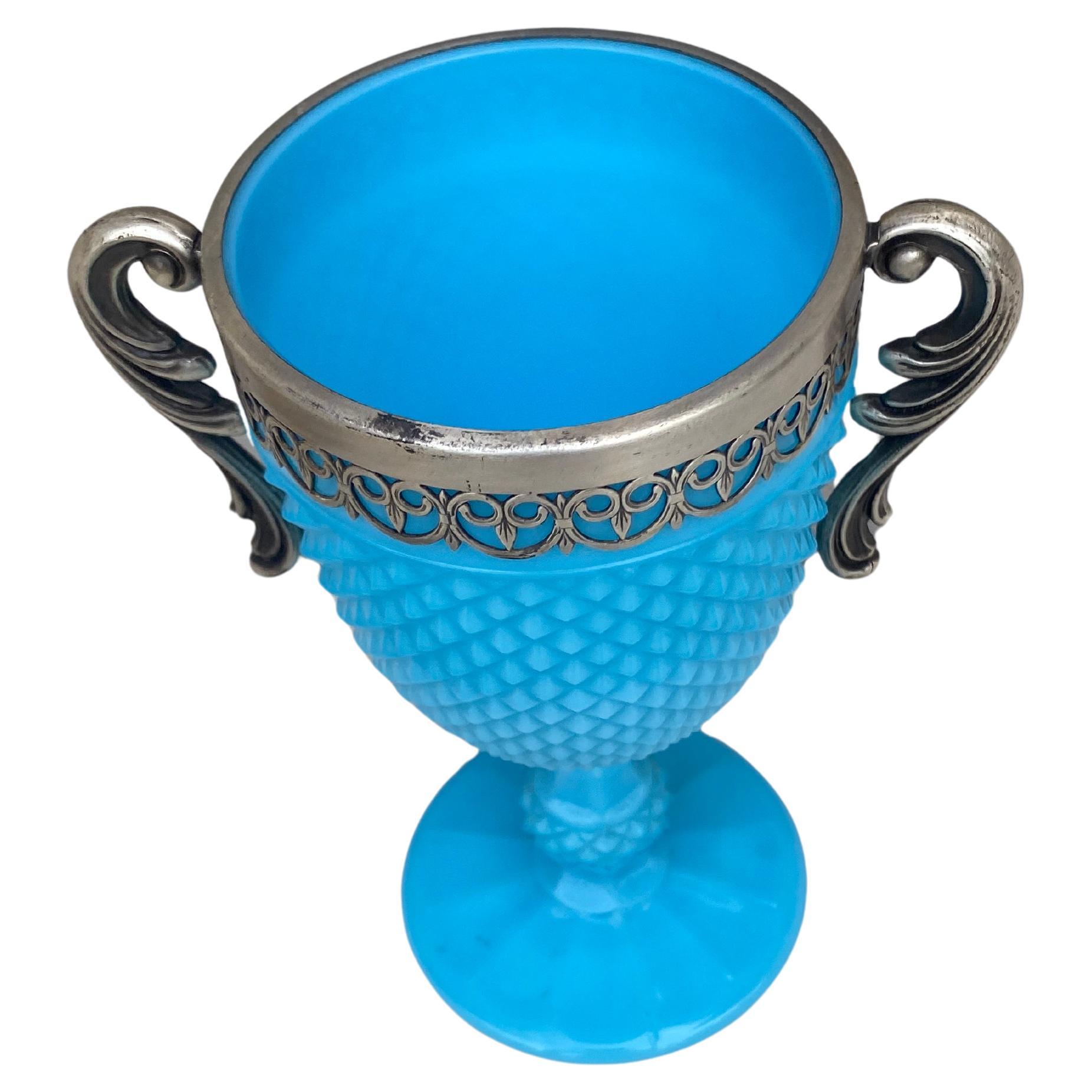 Französischer Aqua-Milchglas-Becher mit zwei Henkeln CIRCA 1890 im Zustand „Gut“ im Angebot in Austin, TX