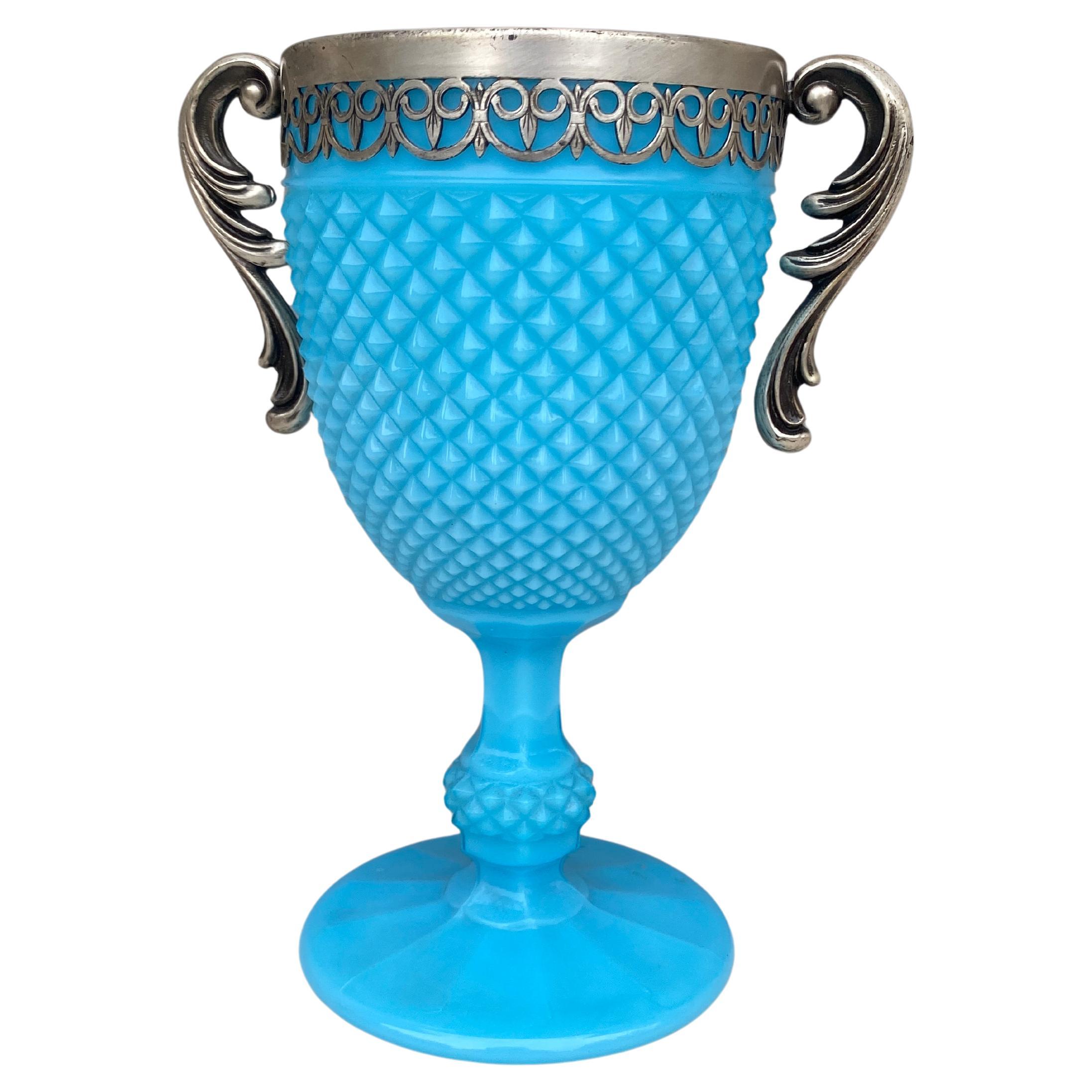 Französischer Aqua-Milchglas-Becher mit zwei Henkeln CIRCA 1890 (Spätes 19. Jahrhundert) im Angebot